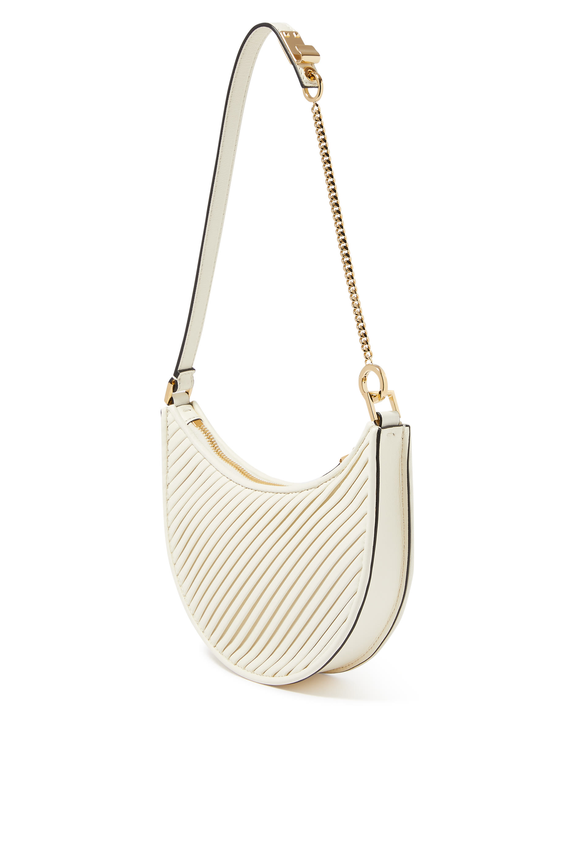 حقيبة صغيرة بشعار الماركة