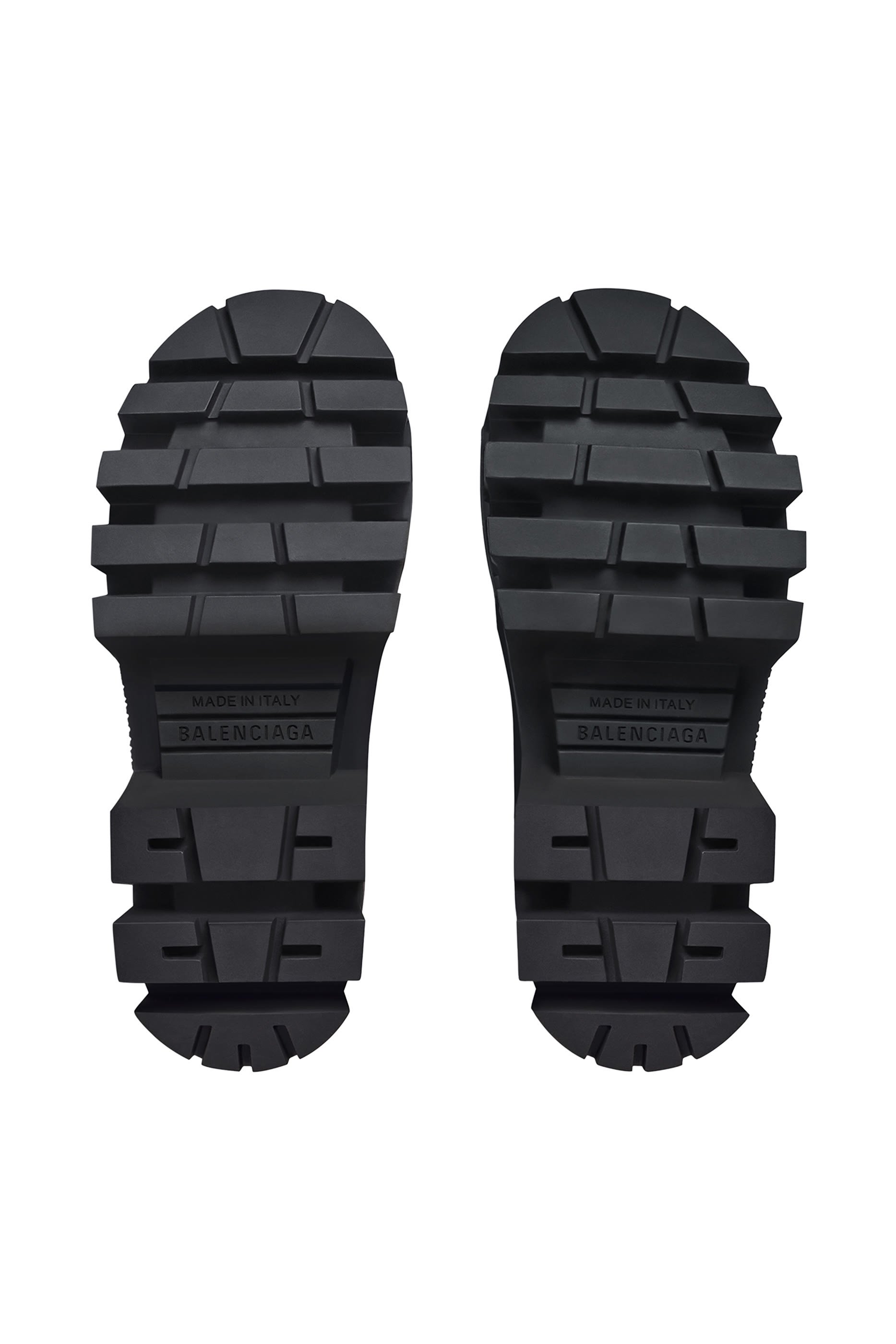 بوت بتصميم عسكري بأريطة ونعل سميك مجوف