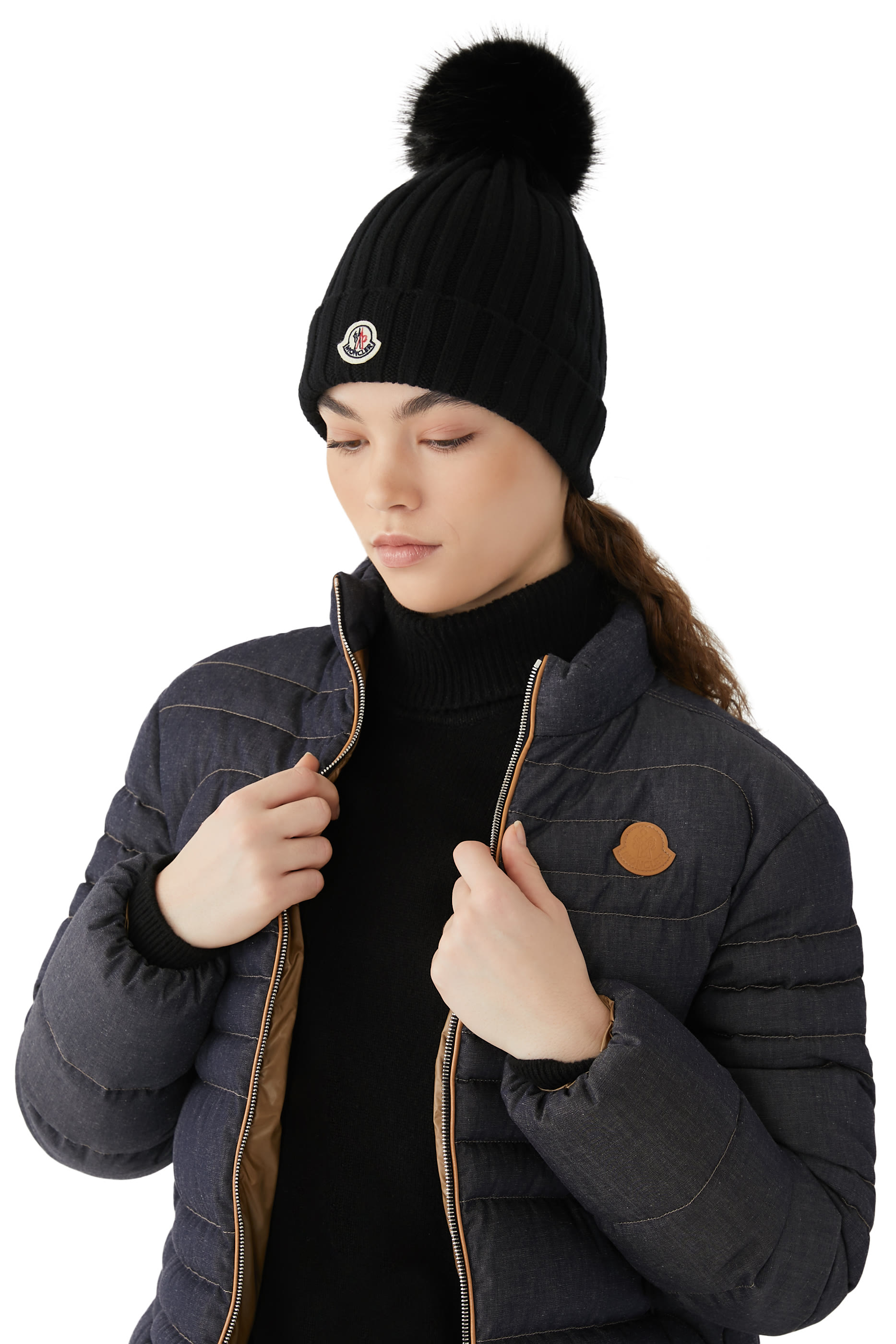 قبعة بيني بشعار الماركة بزخارف بوم بوم