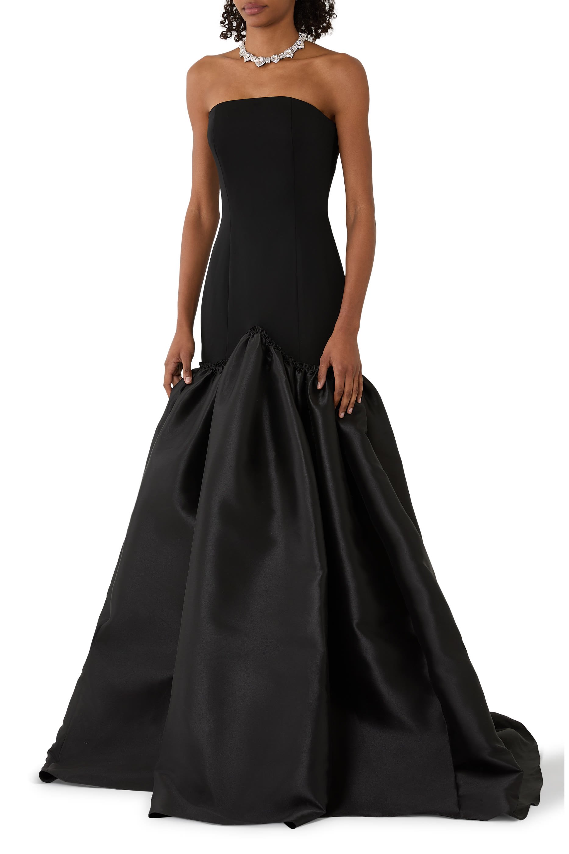 فستان سهرة بلا حمالات بحافة واسعة