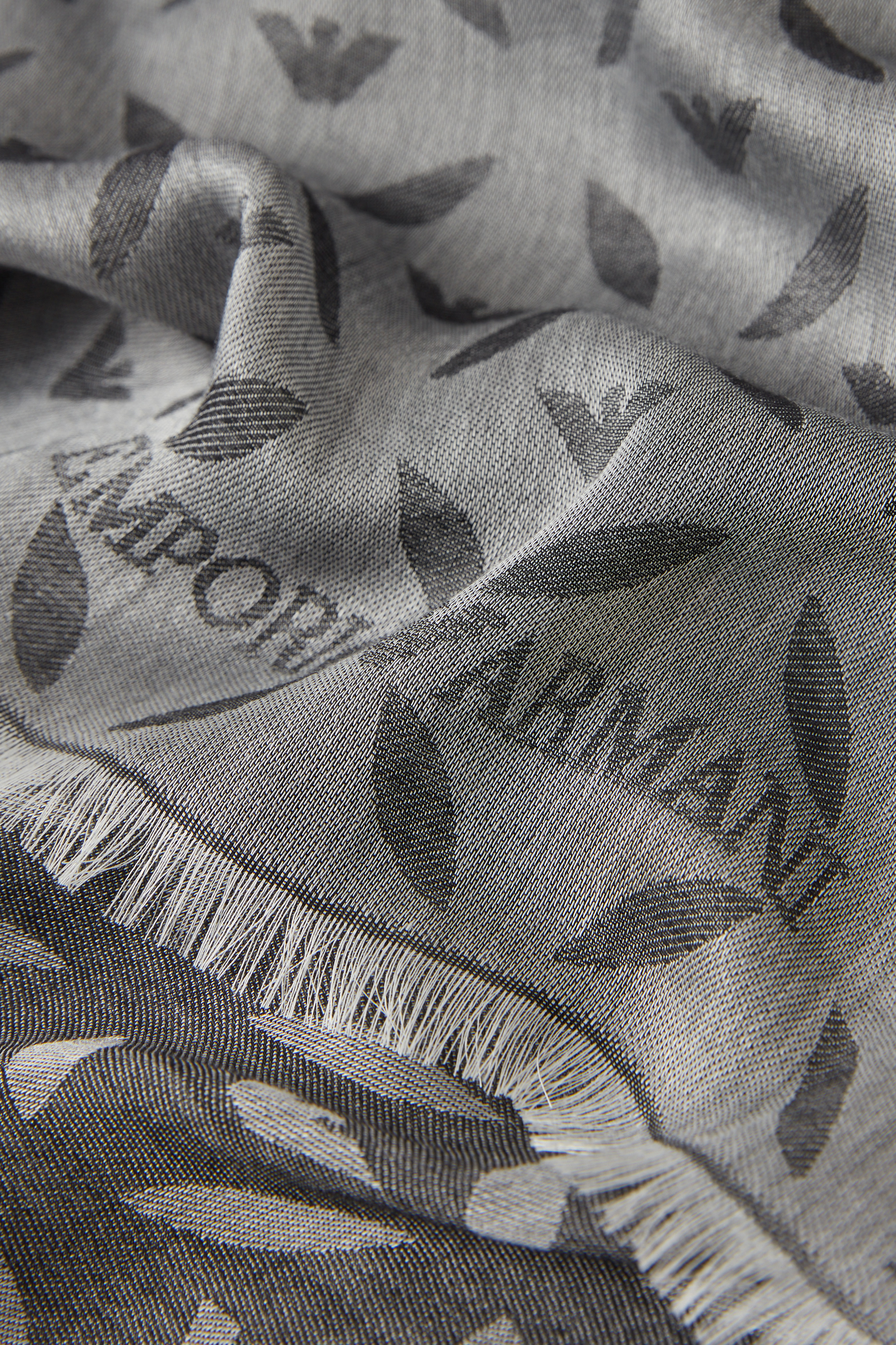 وشاح بنقشة شعار الماركة بحجم صغير