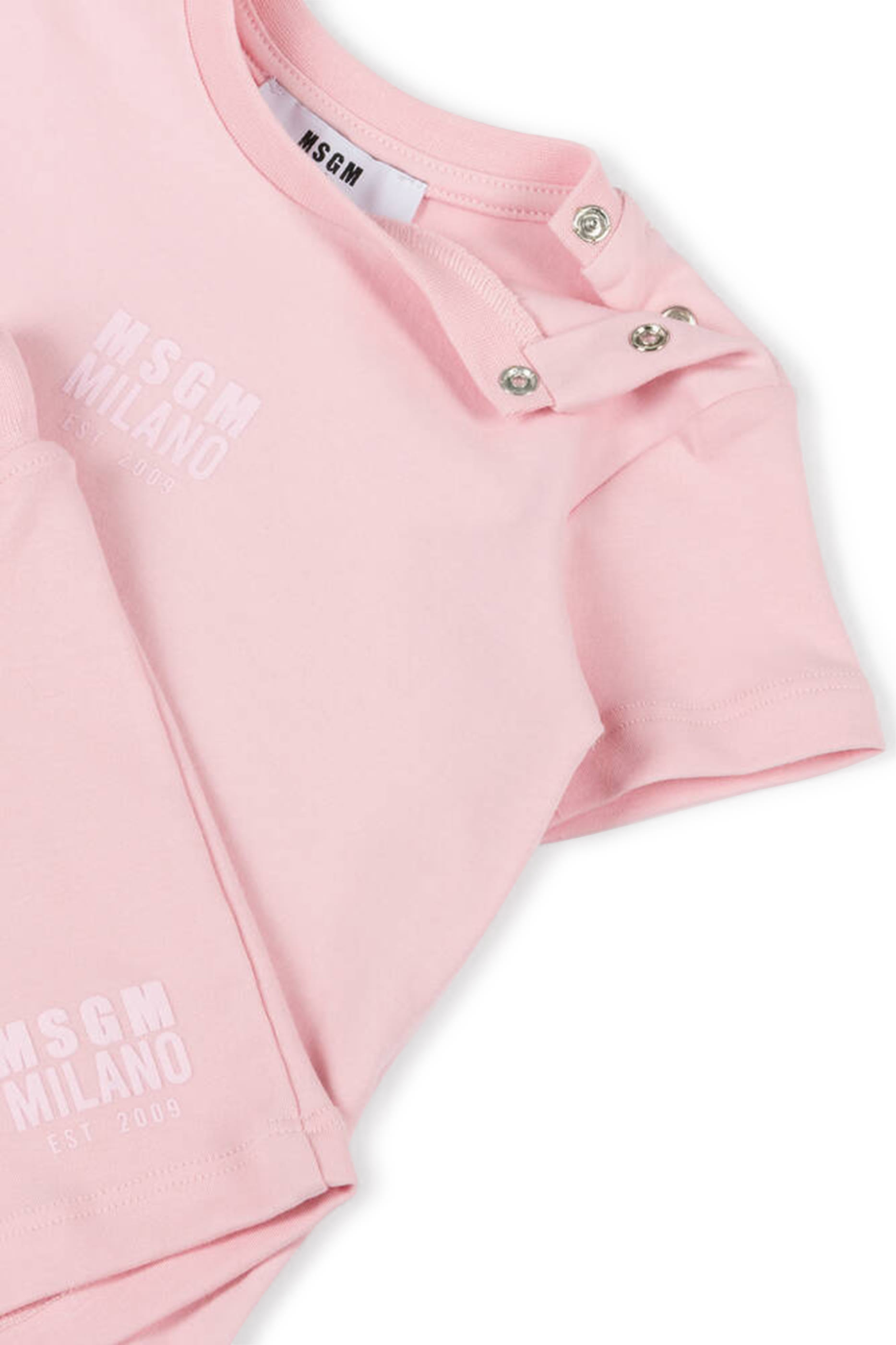 طقم تيشيرت وشورت بشعار الماركة للأطفال