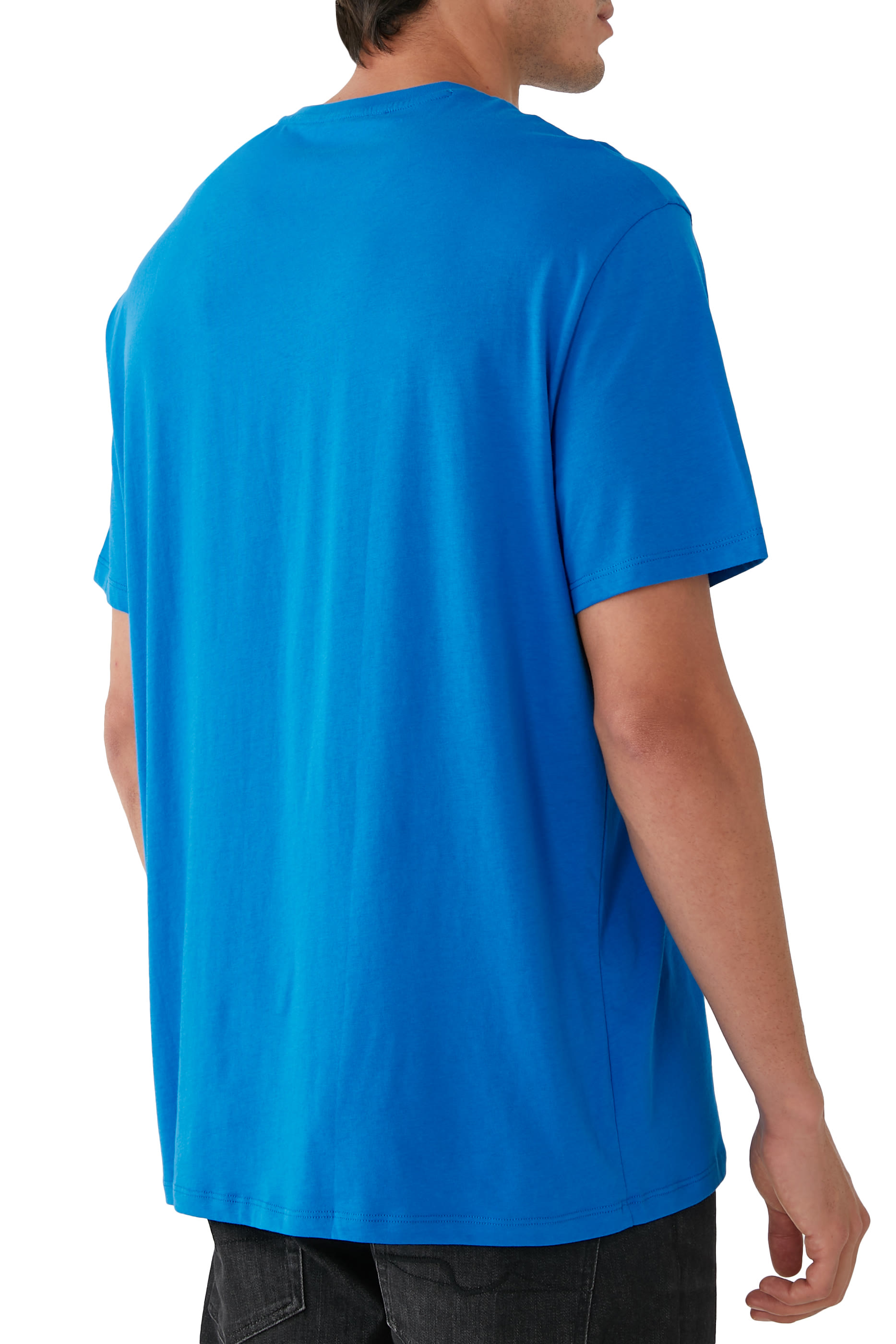 تيشيرت بقصة عادية بياقة على شكل حرفV بشعار الماركة