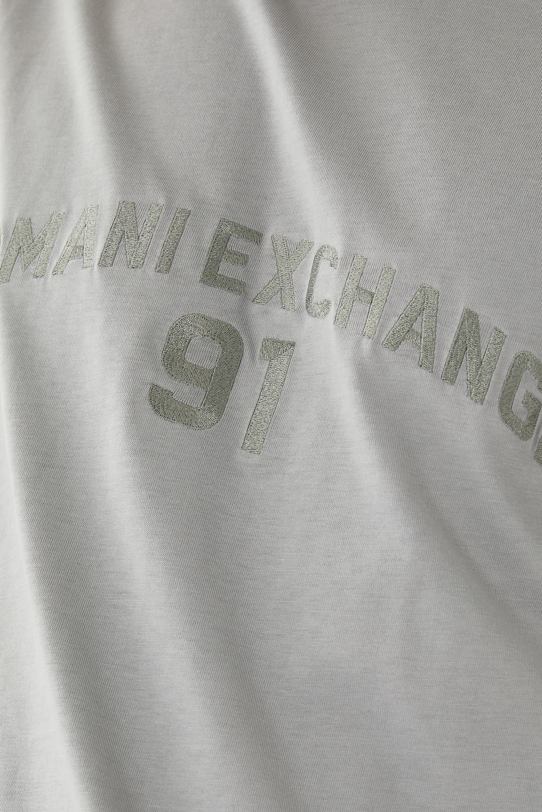 تيشيرت بطبعات شعار الماركة