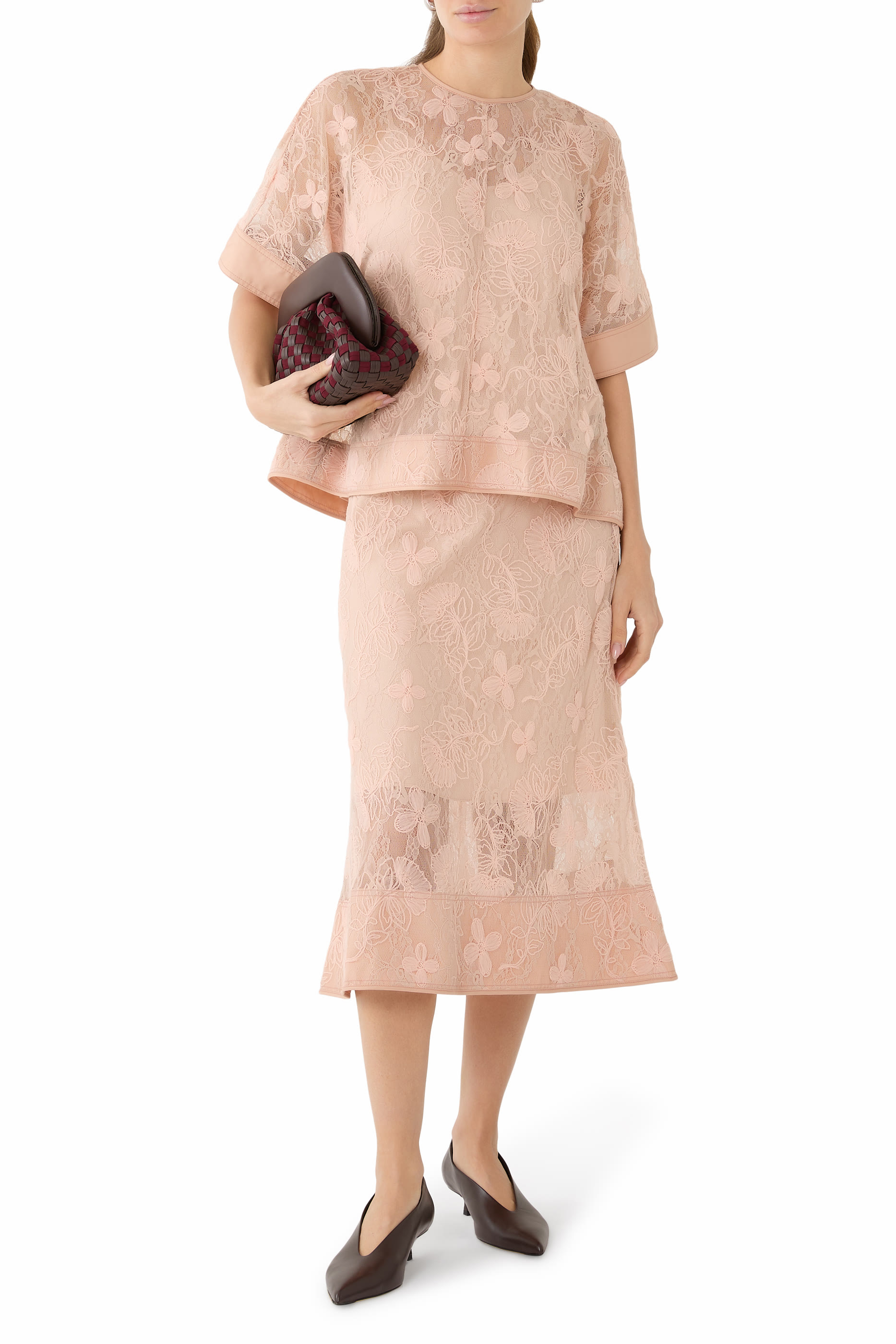 بلوزة بحافة جرس دانتيل بارز الملمس