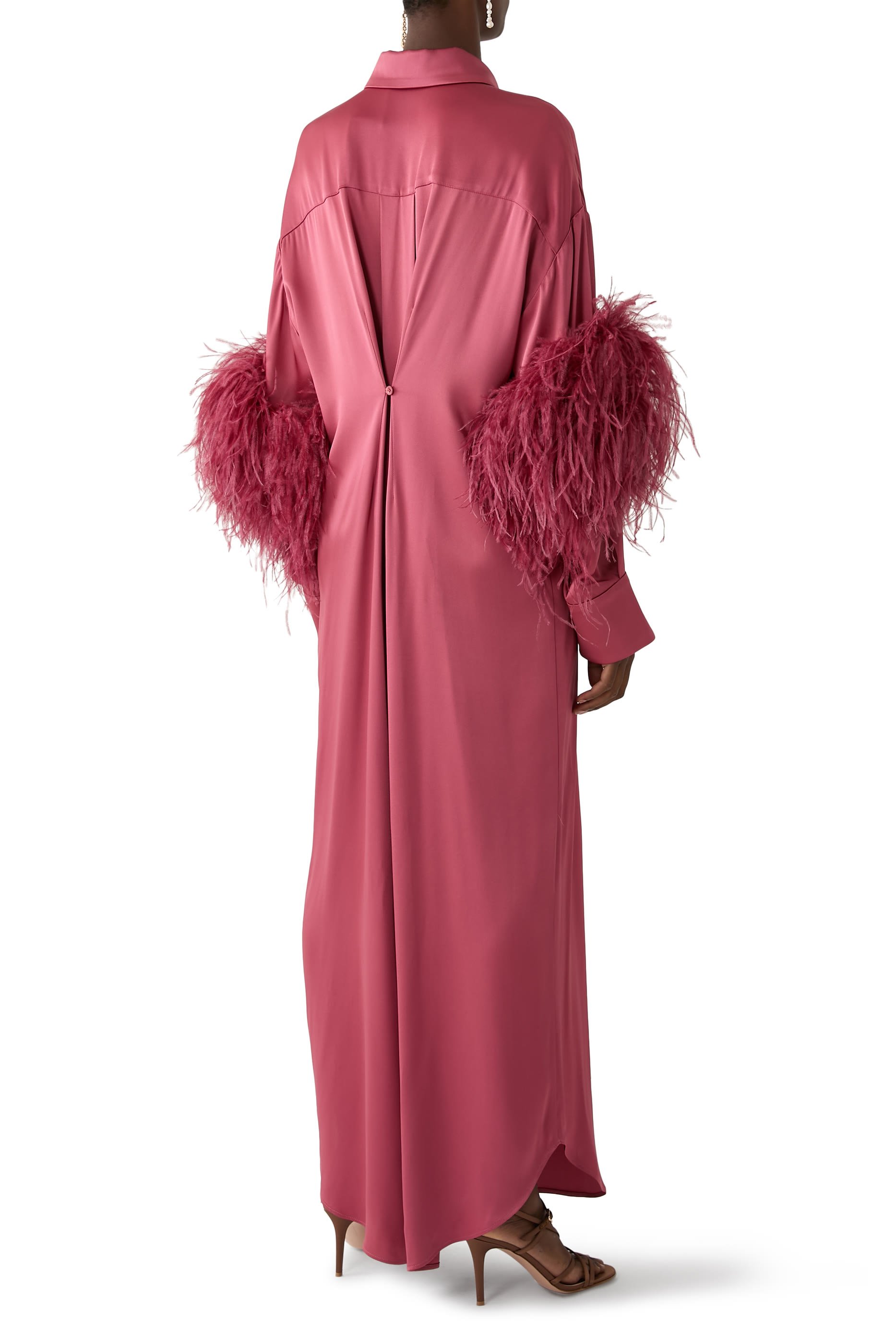 بلوزة بأزرار وريش ستان