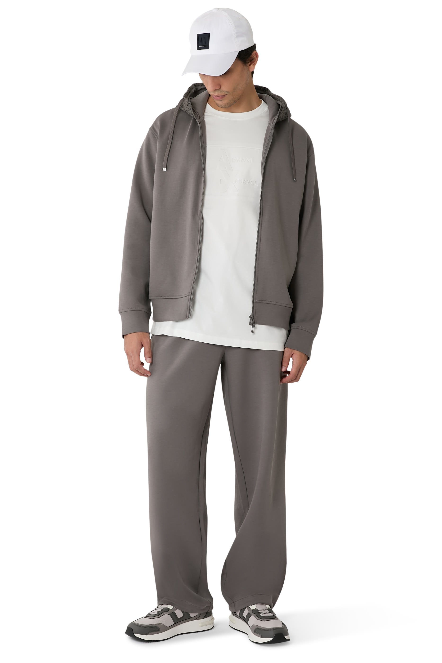 سنيكرز بكاحل منخفض وتفاصيل بلون متباين