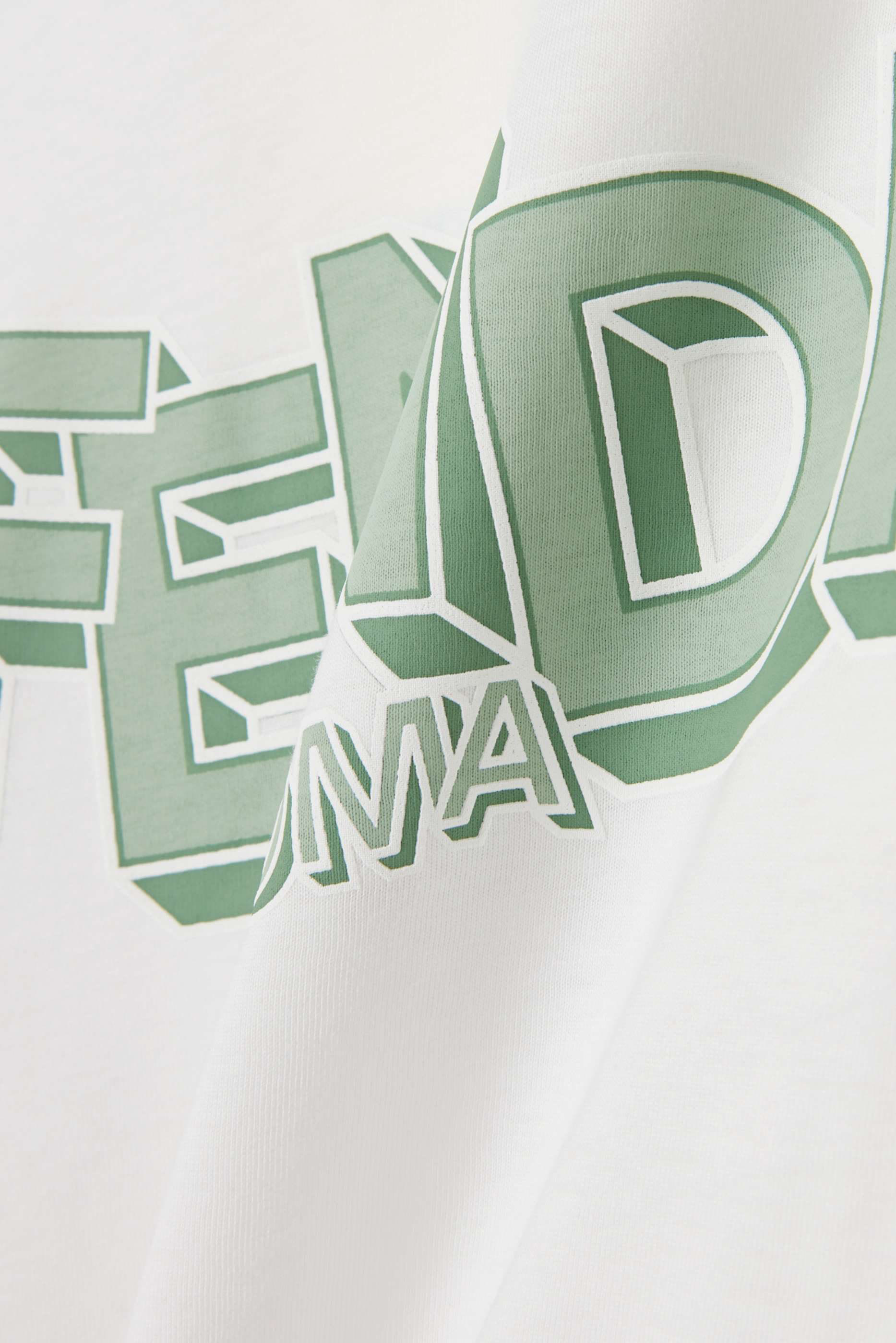 تيشيرت بنقشة شعار الماركة للأطفال