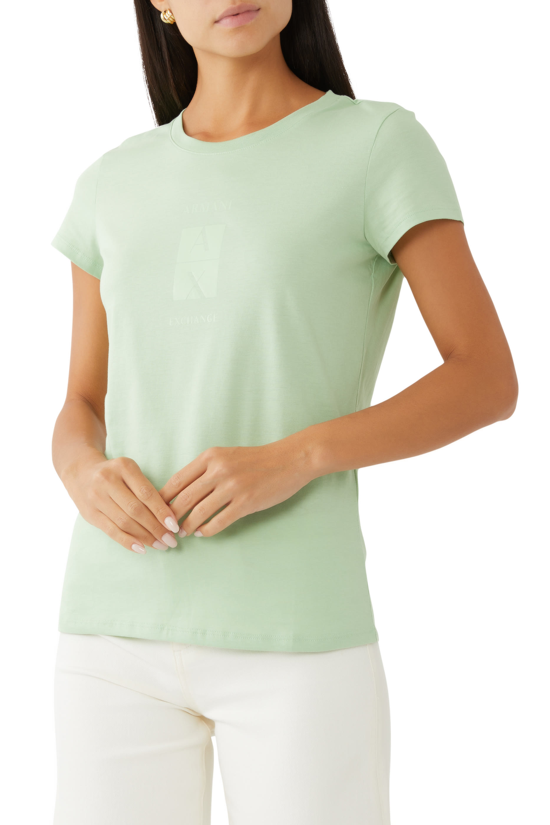 تيشيرت بقصة ضيقة وياقة ضيقة