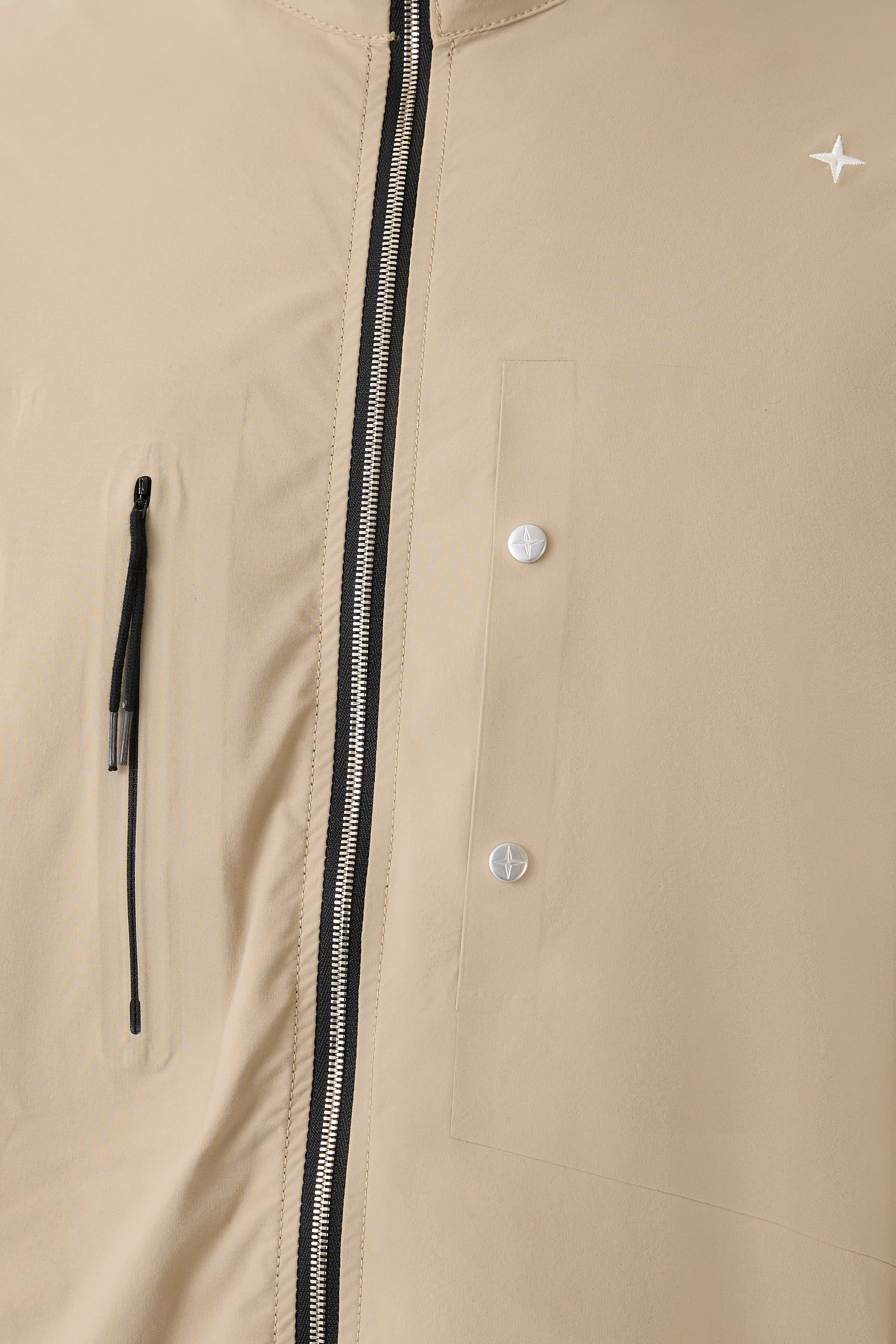 قميص بتطريز شعار الماركة