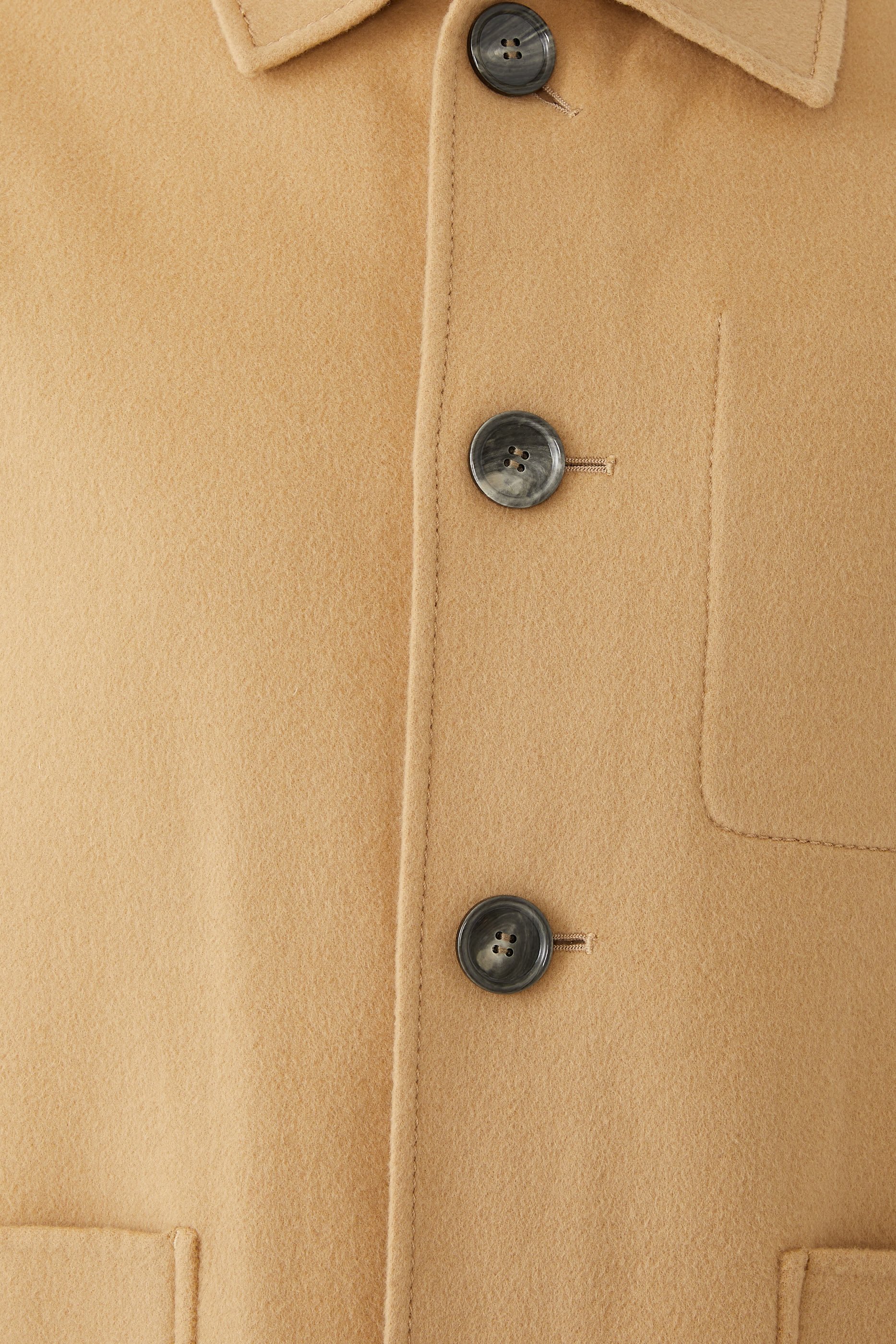 جاكيت بقصة مربعة وأزرار