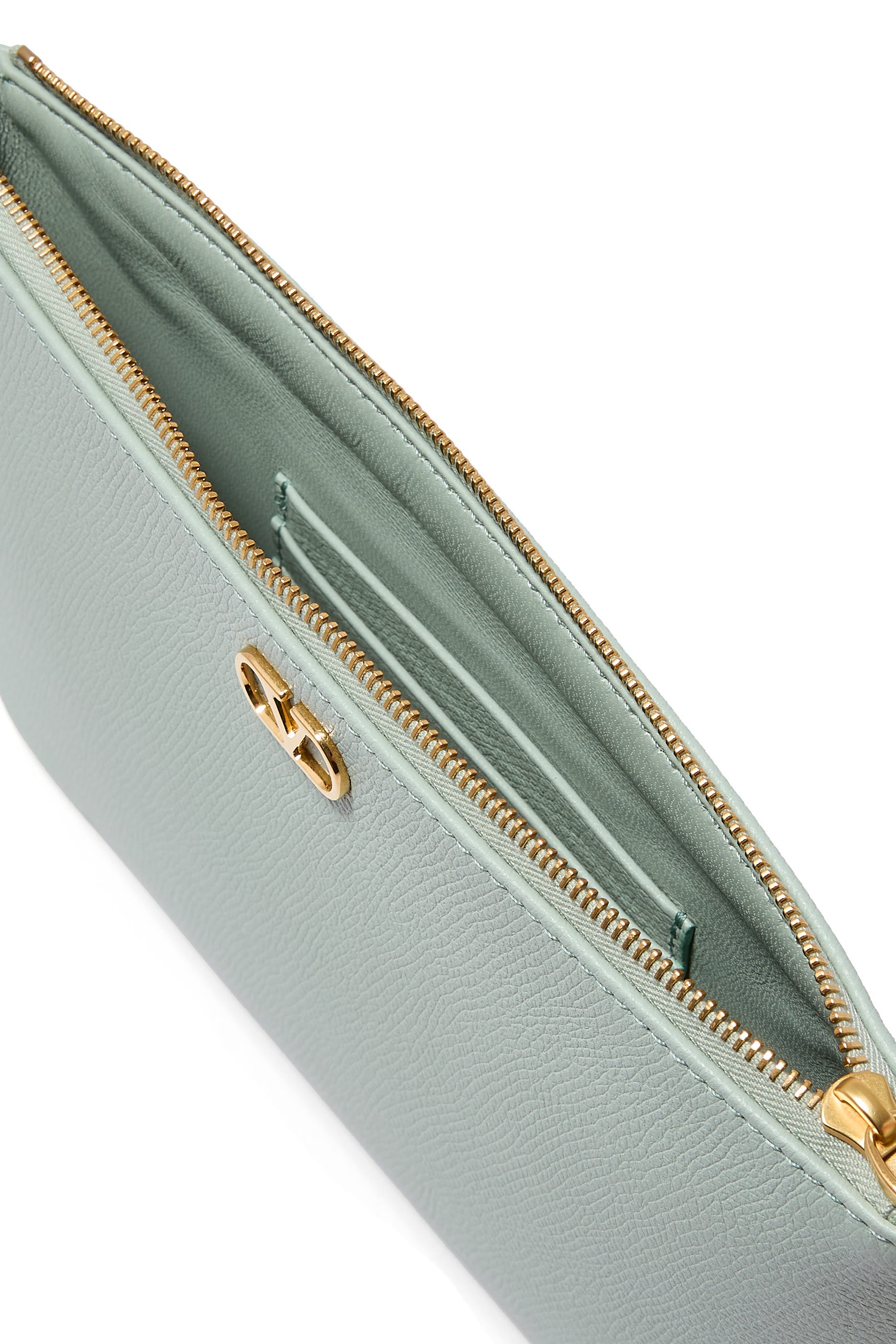 حقيبة صغيرة بحرفي شعار الماركة