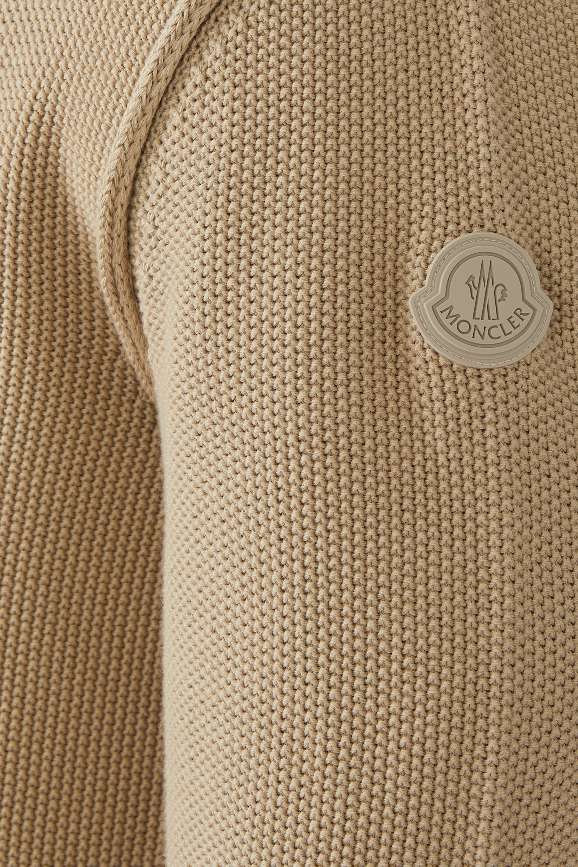 كنزرة بياقة ضيقة