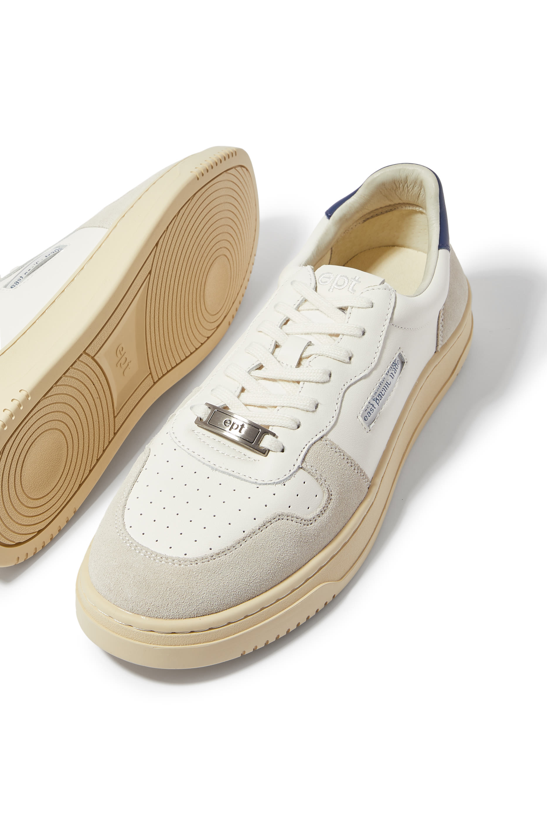 سنيكرز كورت