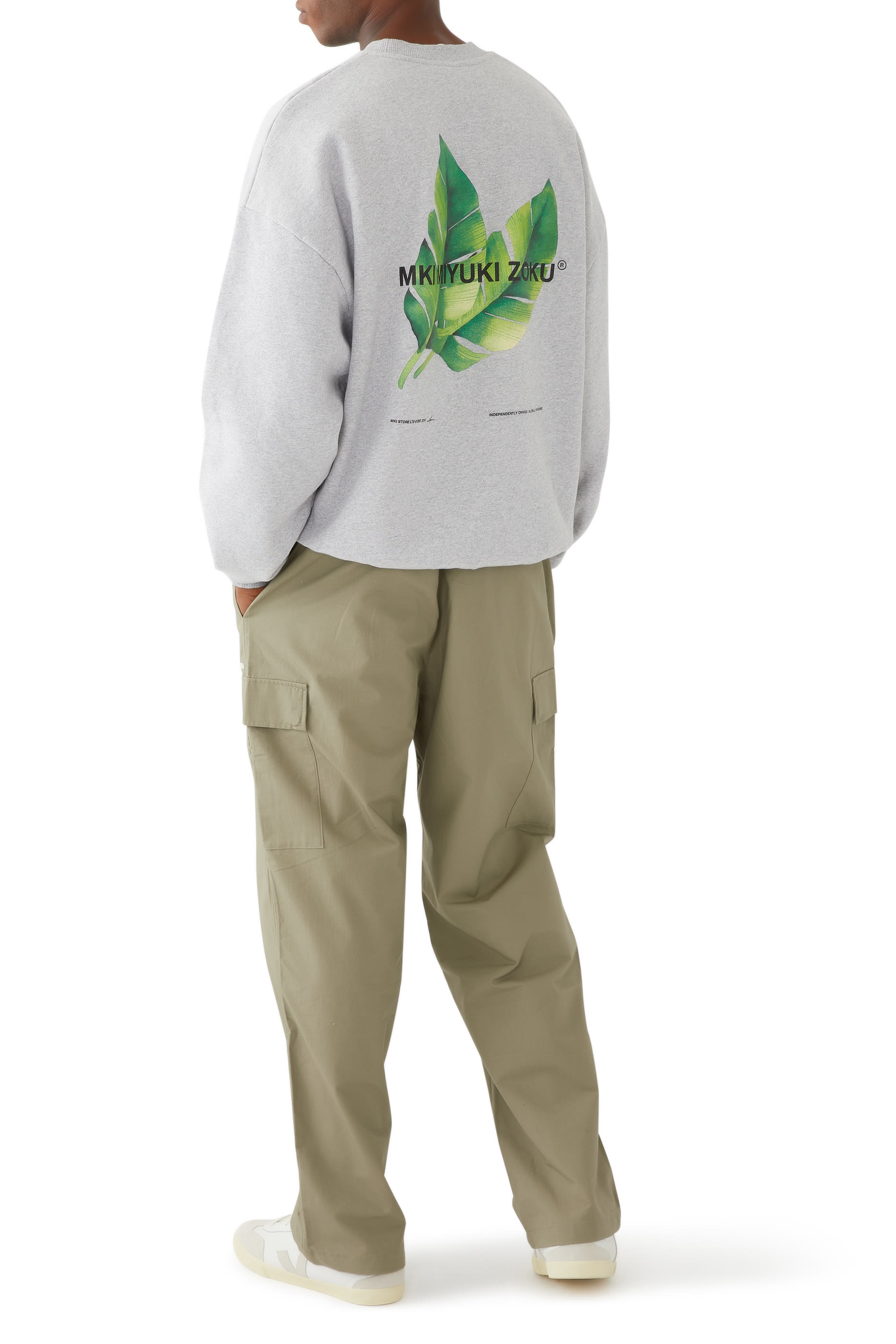 سويت شيرت بطبعة أوراق وشعار الماركة مزيج قطن