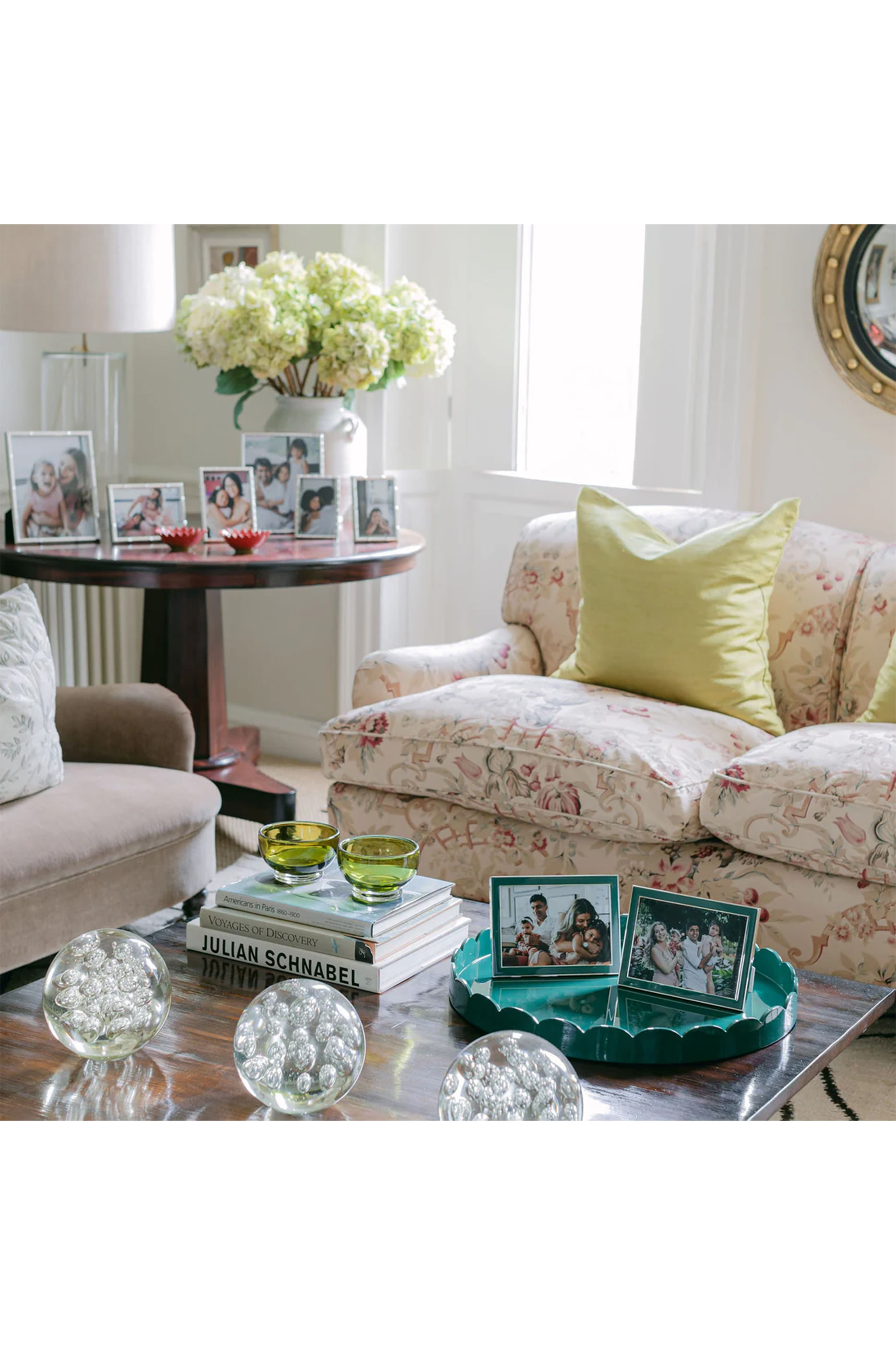 صينية دائرية بحواف صدفية