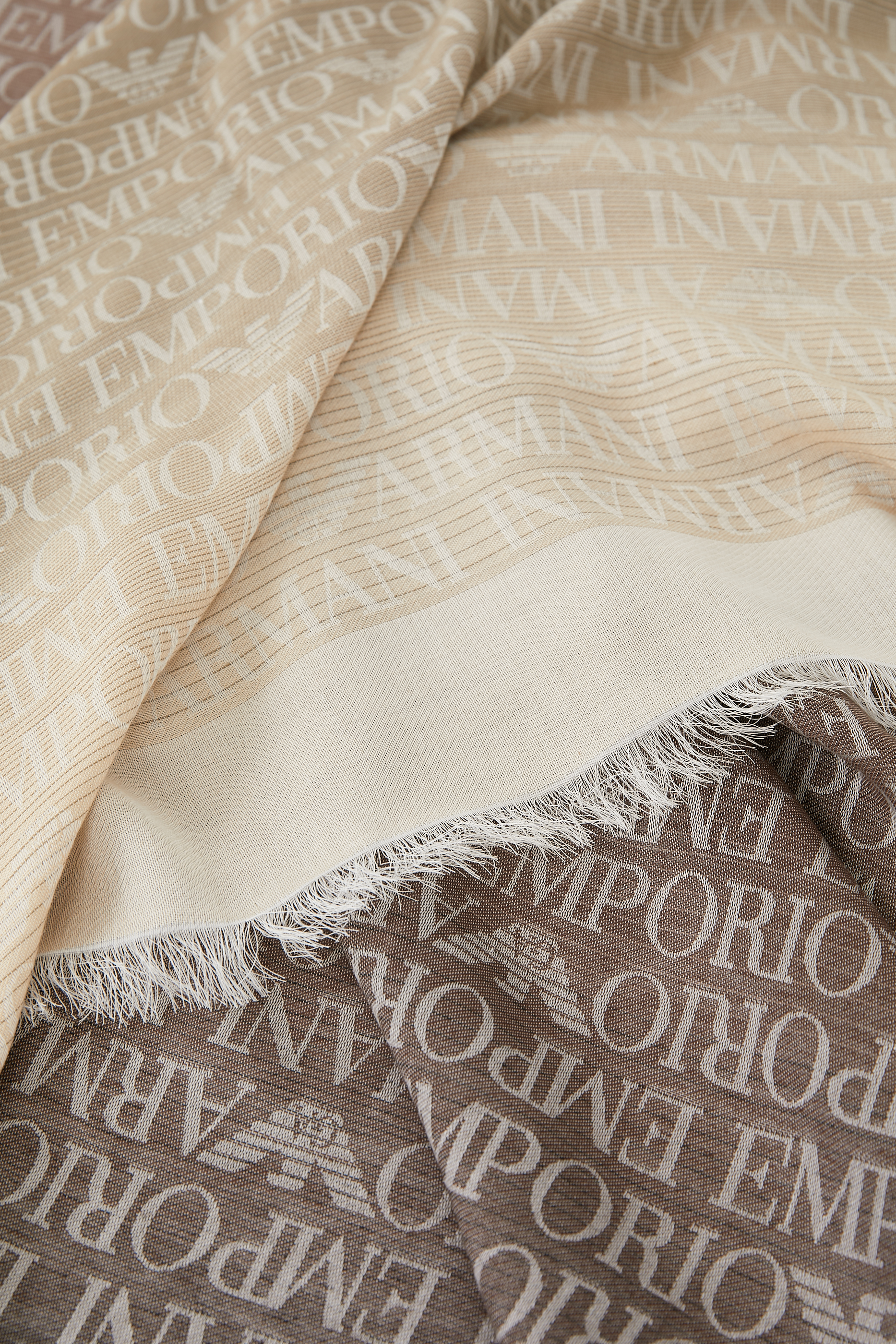 وشاح بلون متدرج بشعار الماركة