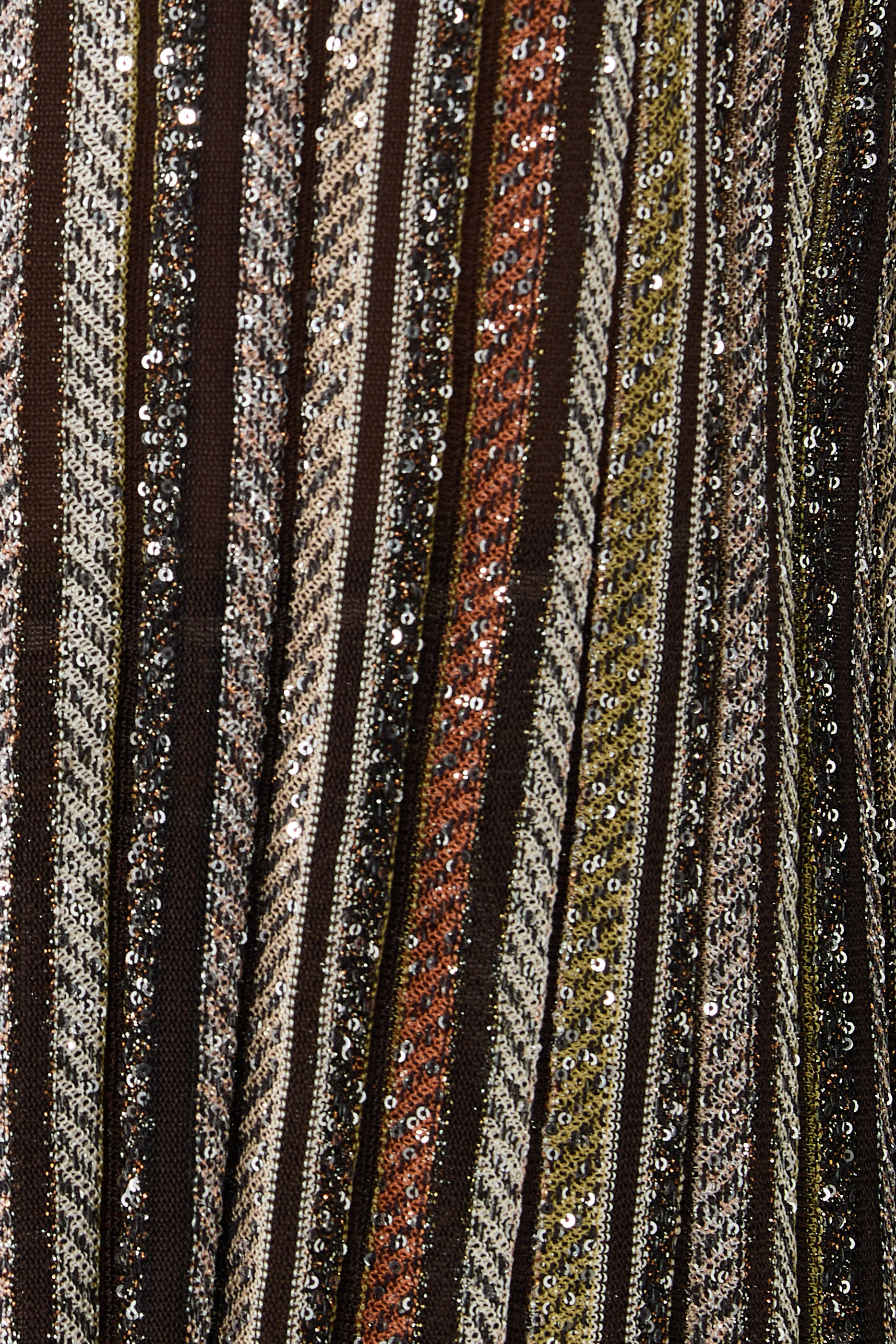 بنطال بنقشة هرينج بون وشعار الماركة خامة منسوجة