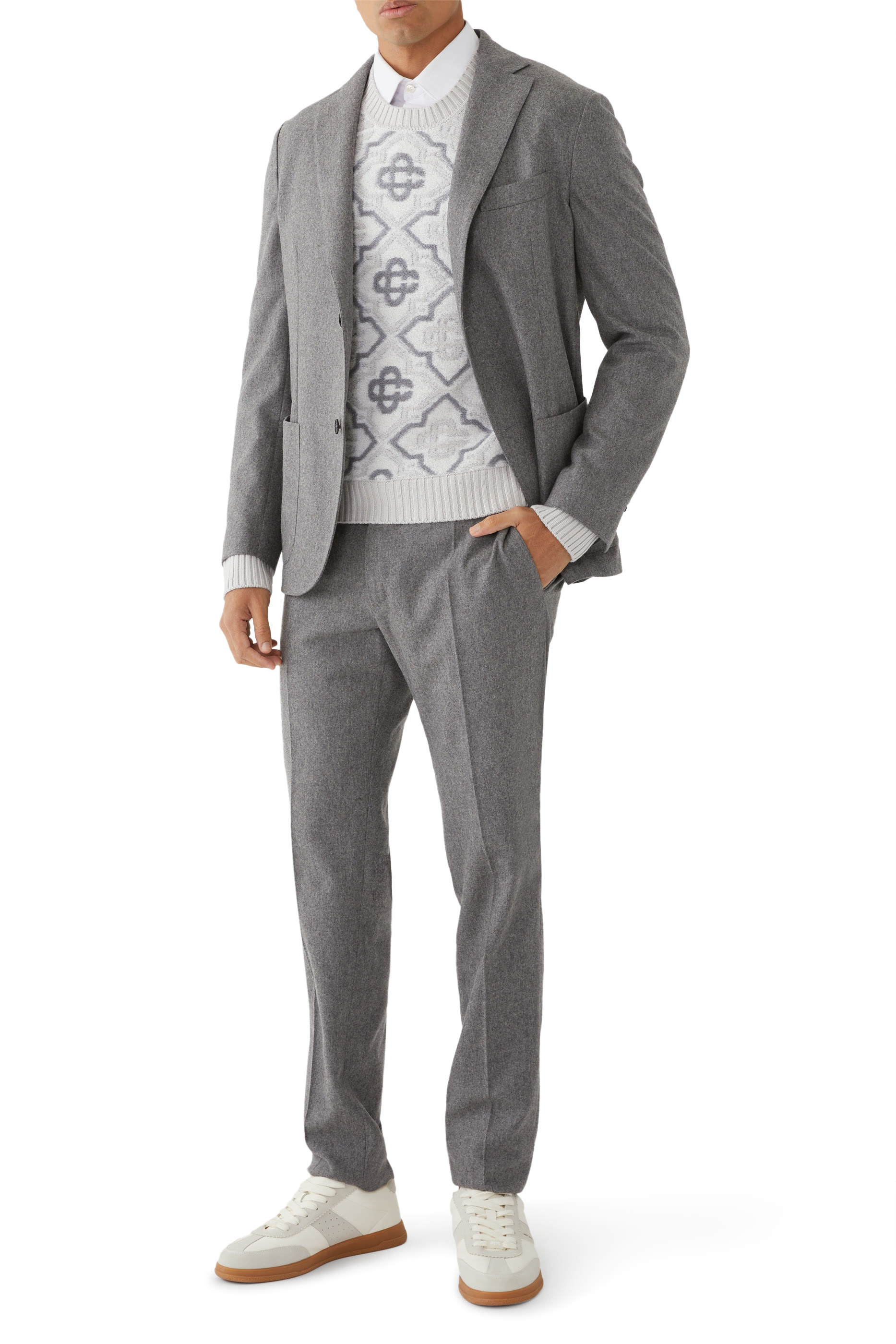 سترة منسوجة مزينة بحروف شعار الماركة