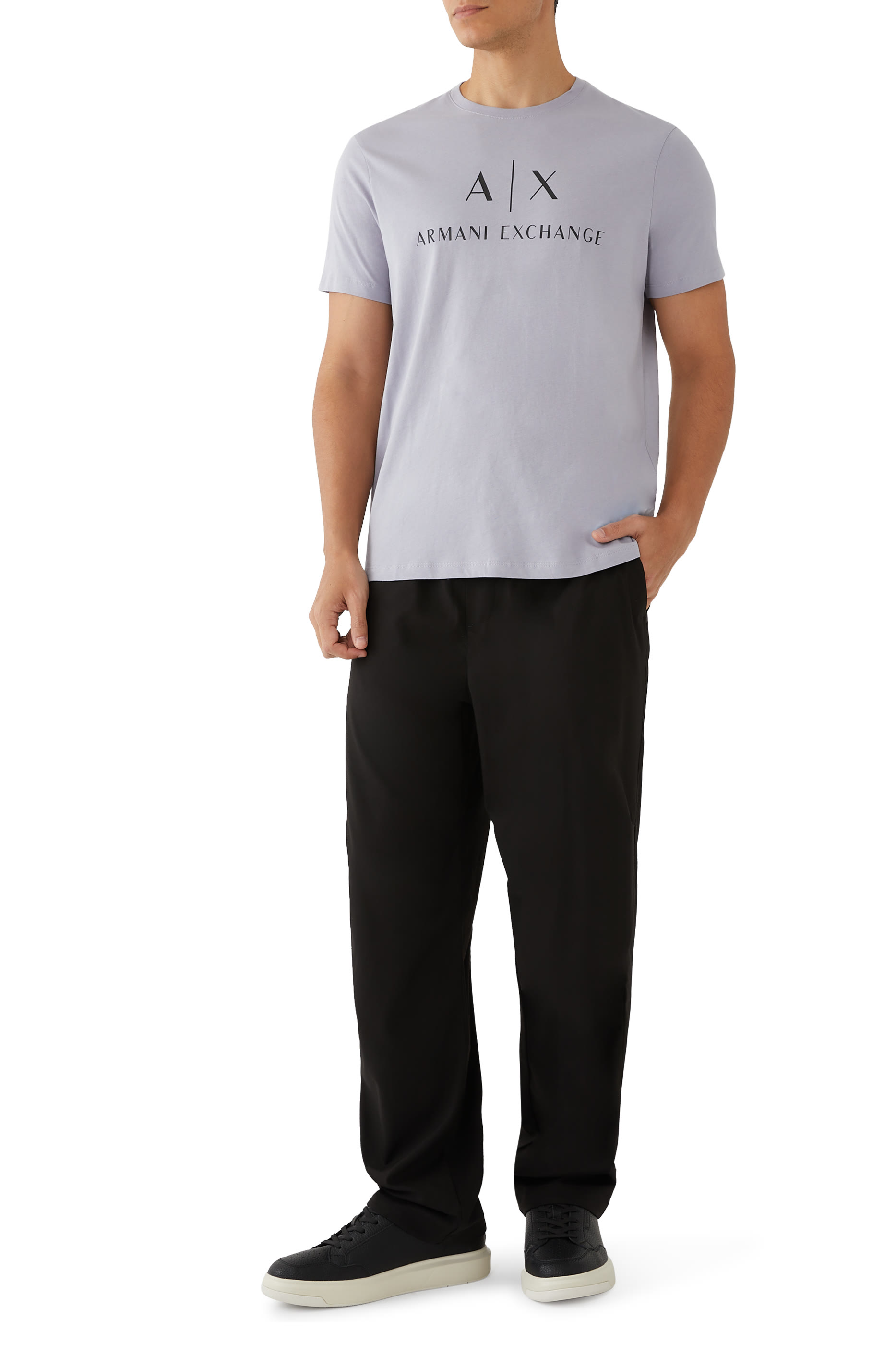 تيشيرت بشعار الماركة بقصة ضيقة جرسيه