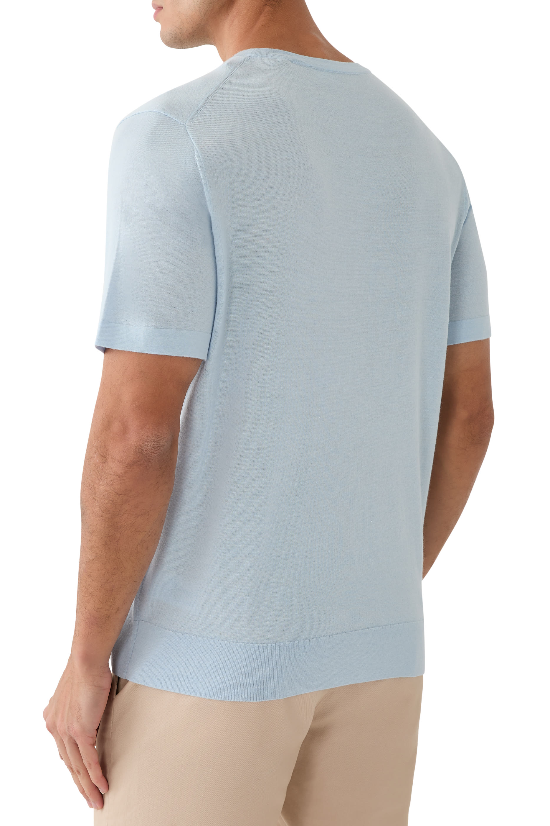 تيشيرت بقصة كلاسيكية وياقة ضيقة