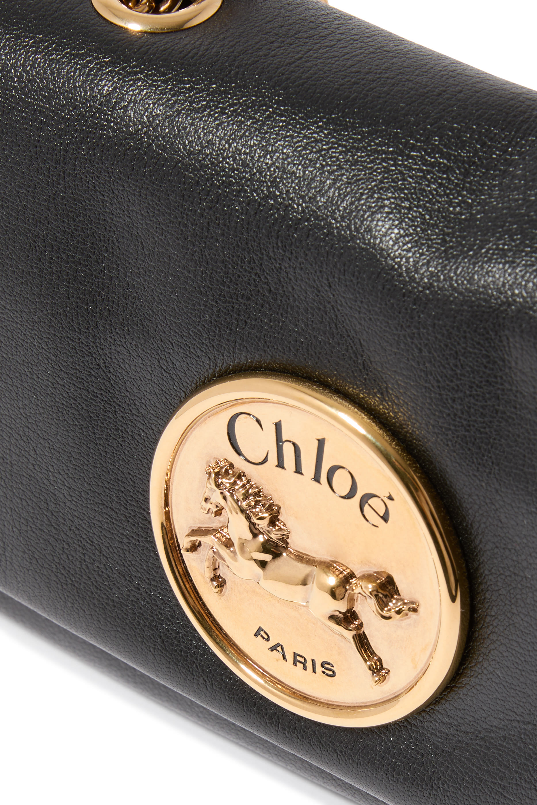 حقيبة كتف صغيرة بشعار الماركة