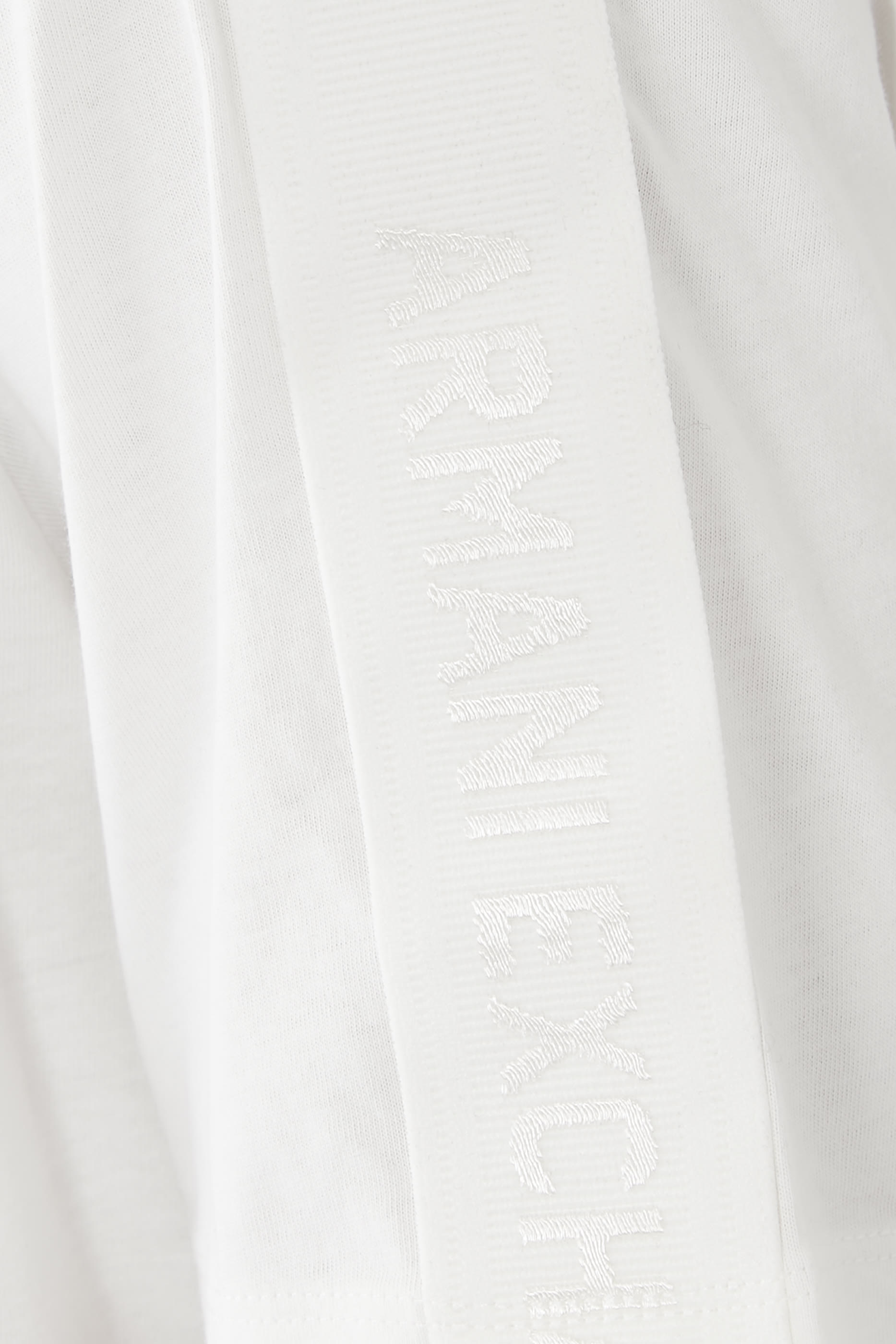 تيشيرت بياقة ضيقة وبحروف شعار الماركة