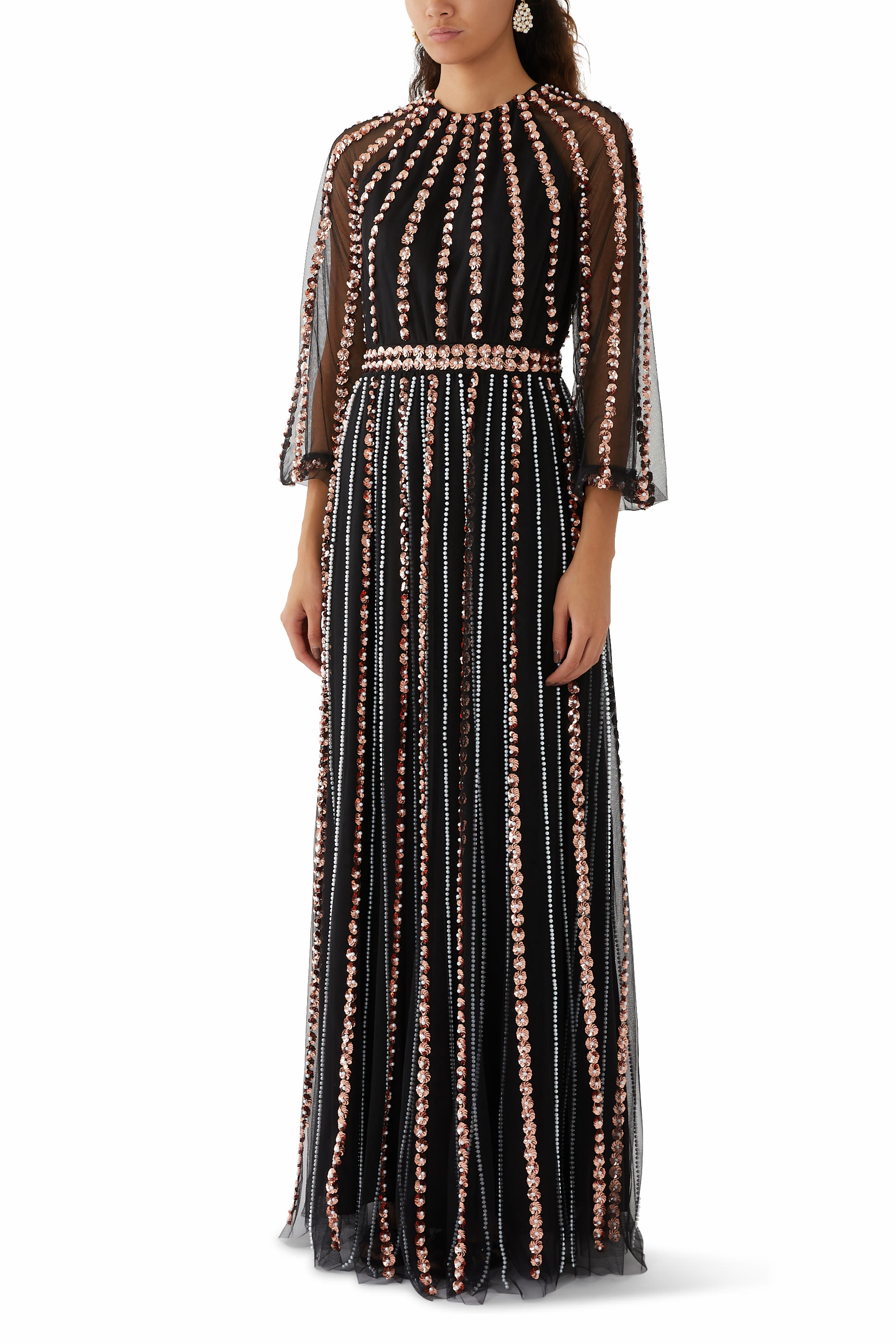 فستان سهرة بأكمام طويلة وتطريزات