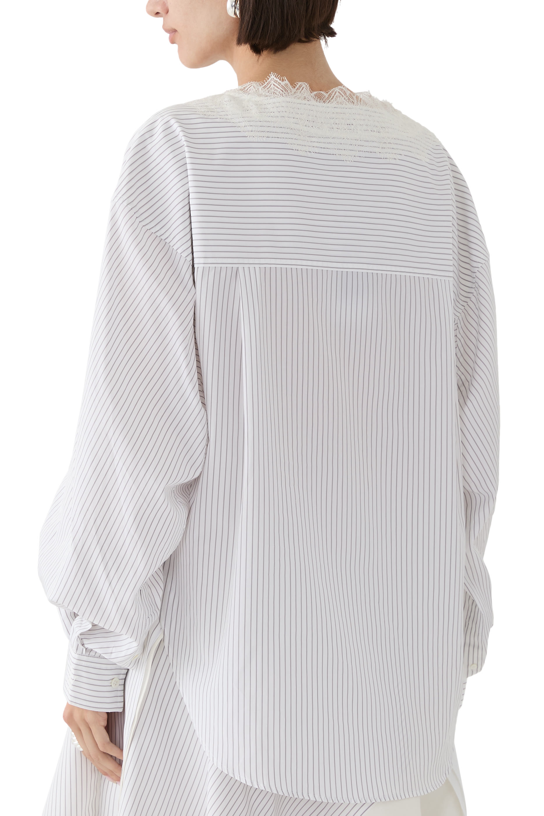 قميص بياقة على شكل حرف V بحواف دانتيل