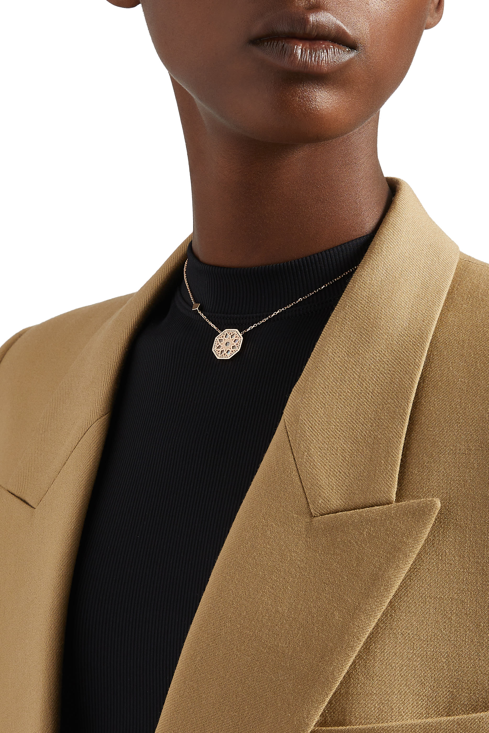 قلادة تراث الكلاسيكية صغيرة مرصعة بعرق اللؤلؤ والماس، ذهب وردي عيار 18