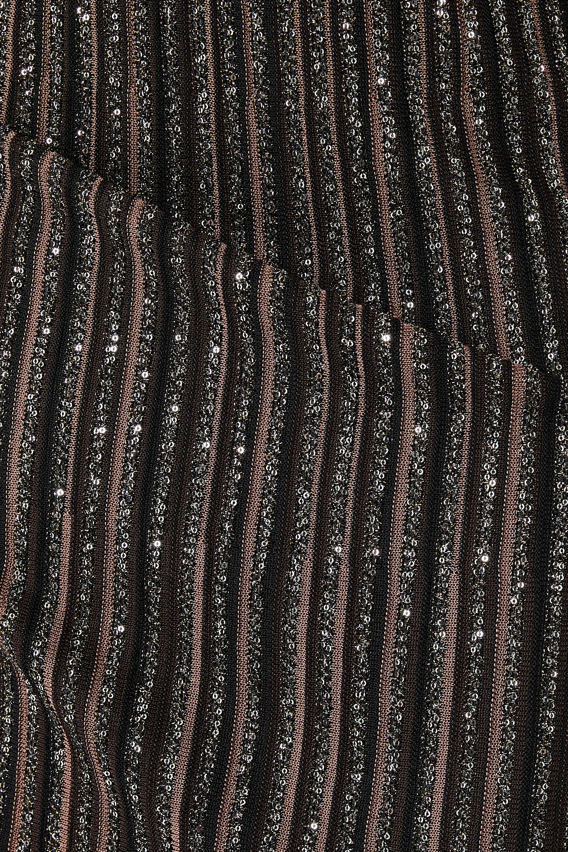 تنورة مخططة متوسطة الطول