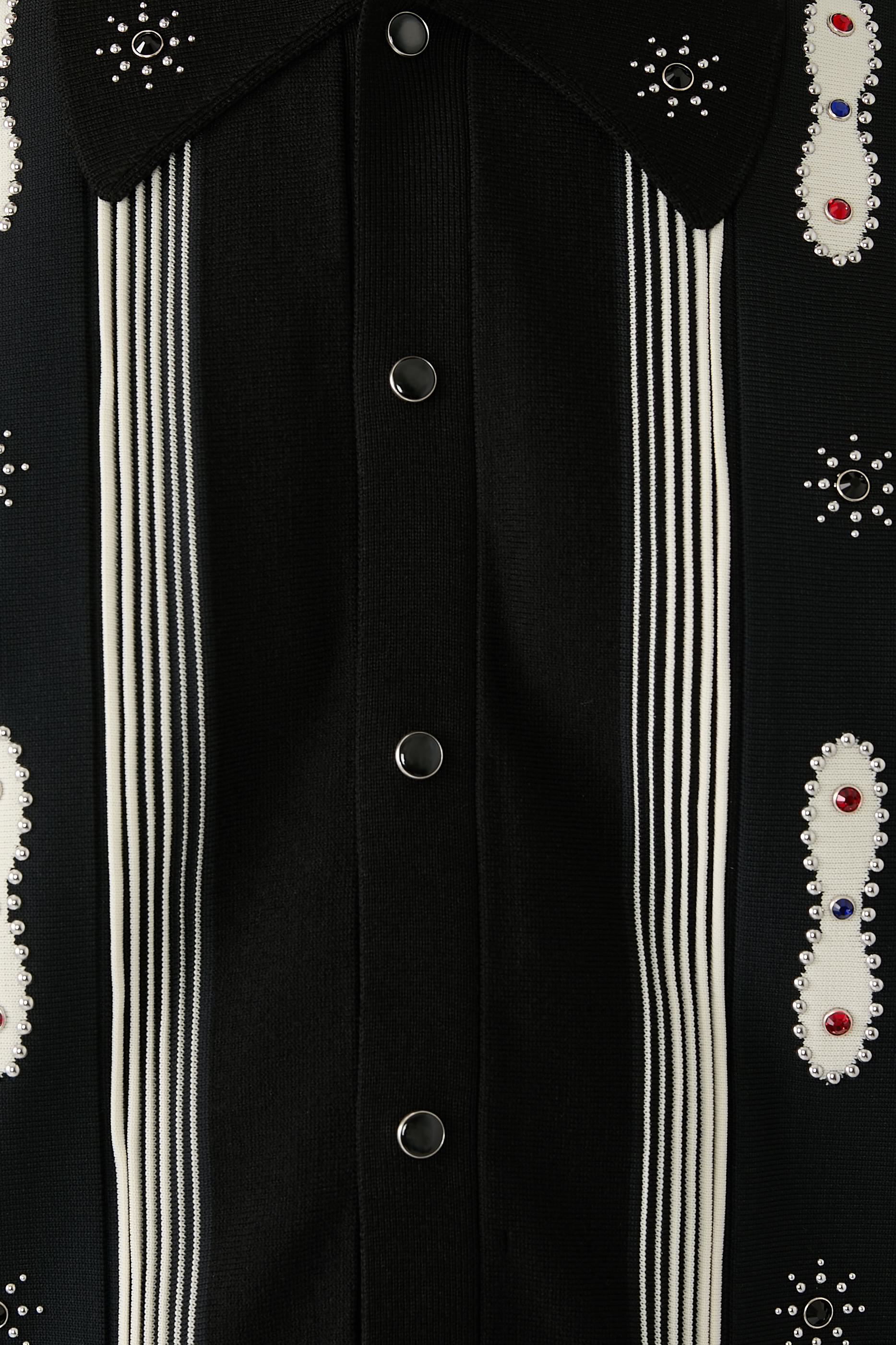 قميص مخطط مزين بأحجار