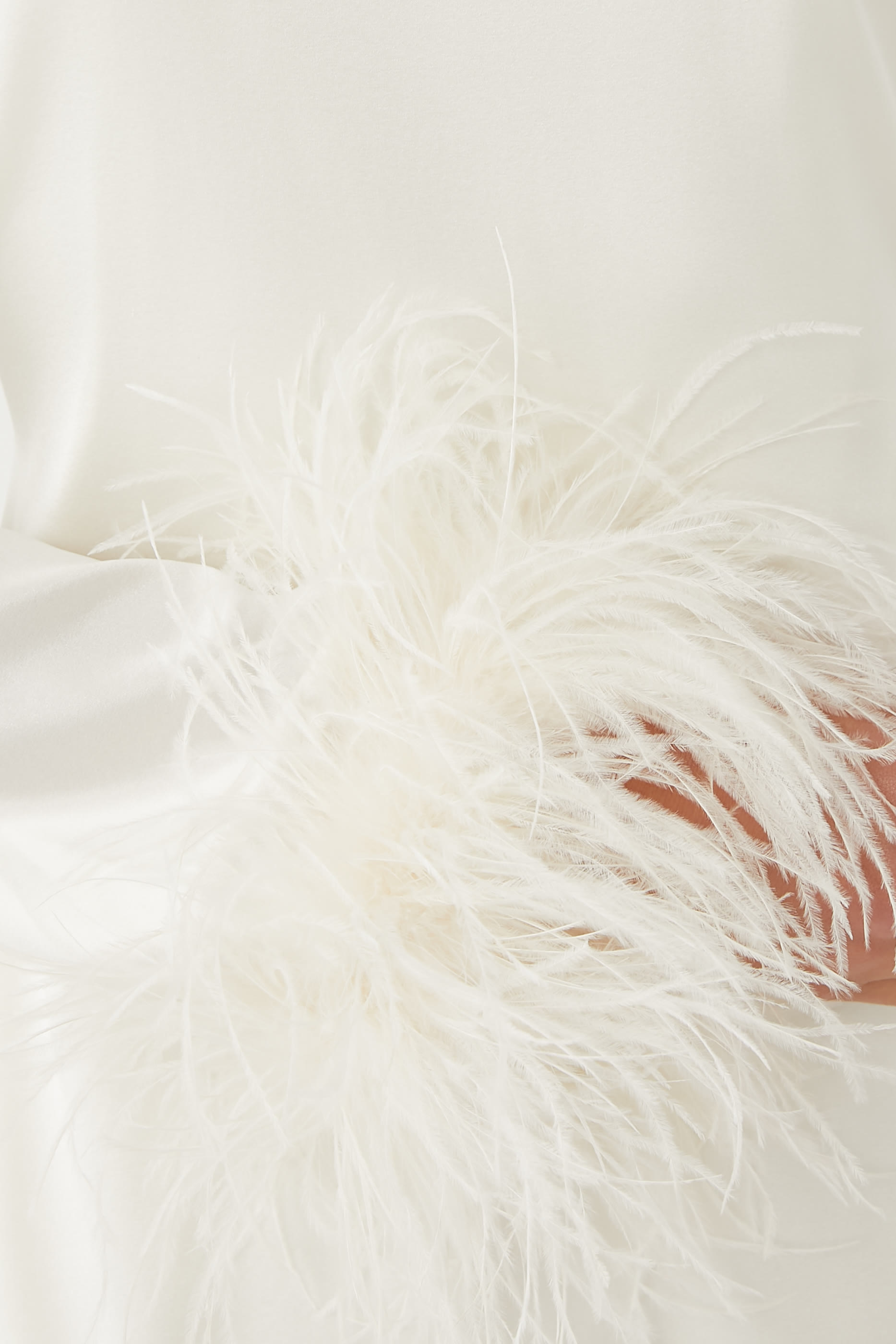 فستان كوزموبوليتان طويل بأكمام طويلة وأساور بالريش