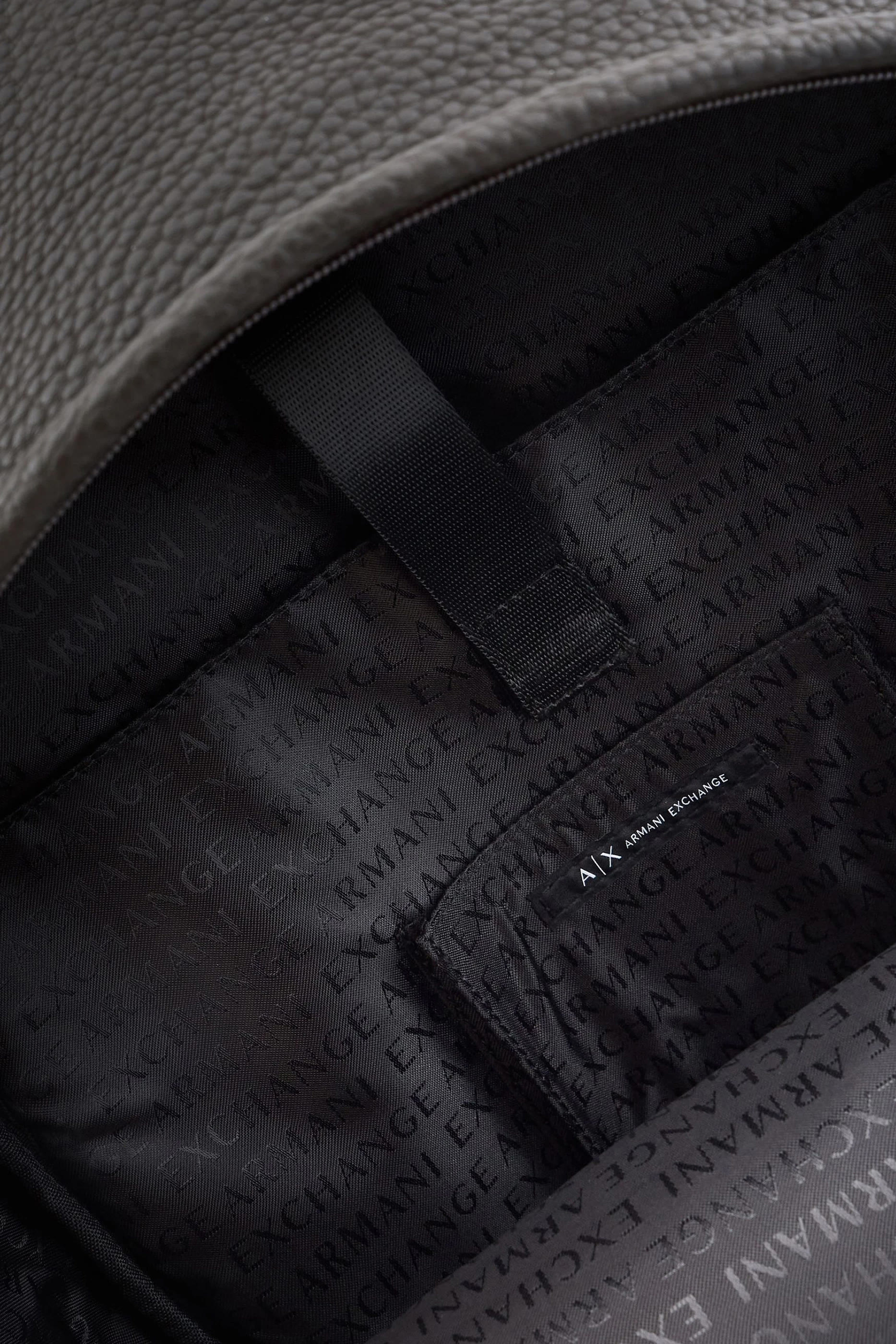 حقيبة ظهر كابري بشعار الماركة