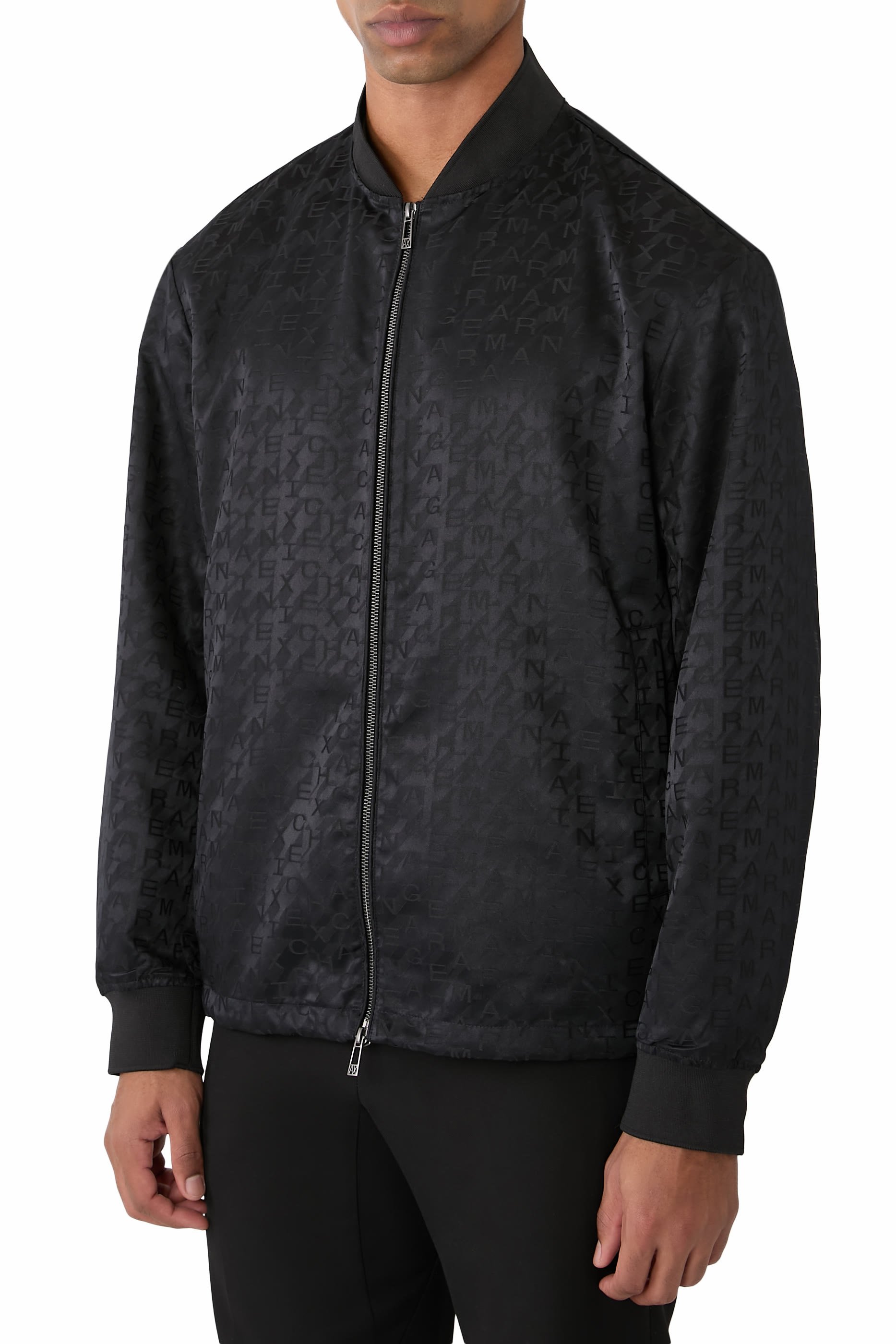 جاكيت مزين كليا بشعار الماركة