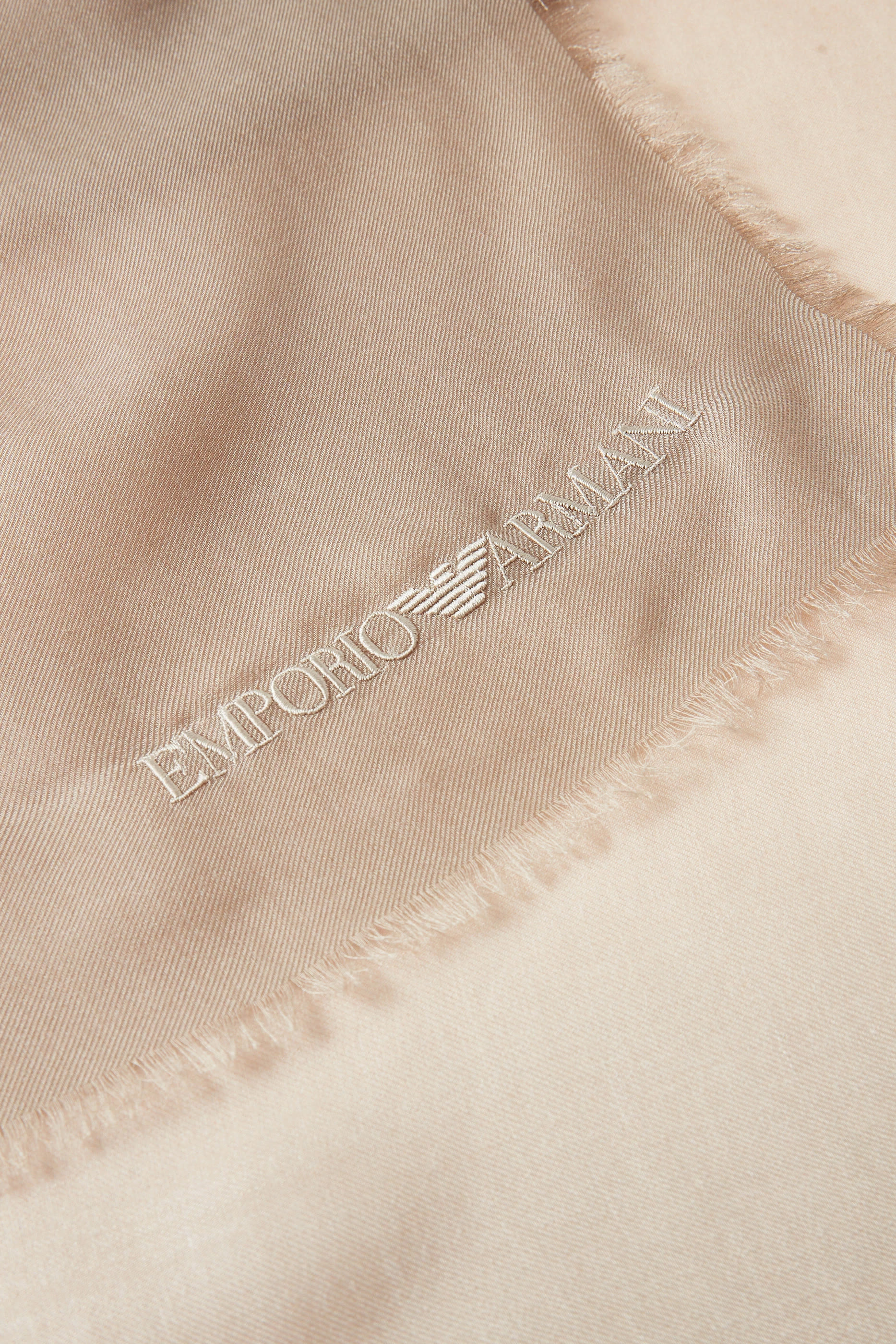 وشاح بنقشة بلون متدرج