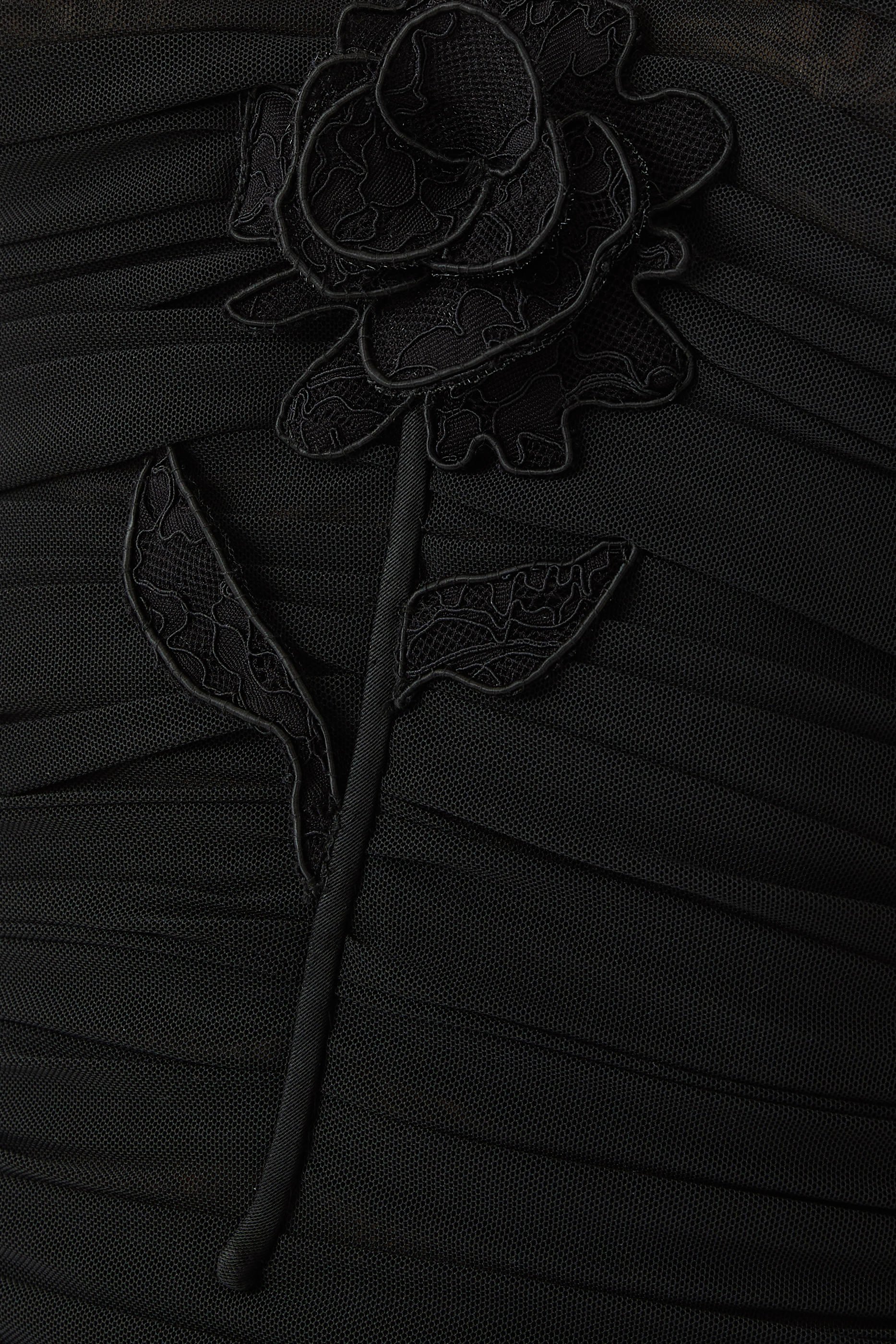 فستان متوسط الطول مزين بكشكش وزهرة دانتيل