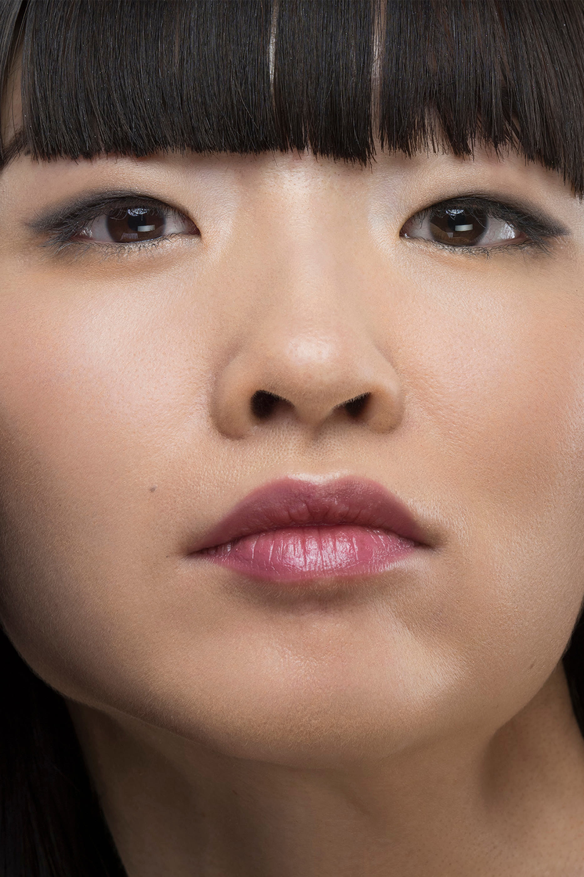 كريم أساس خفيف يدوم طويلاً