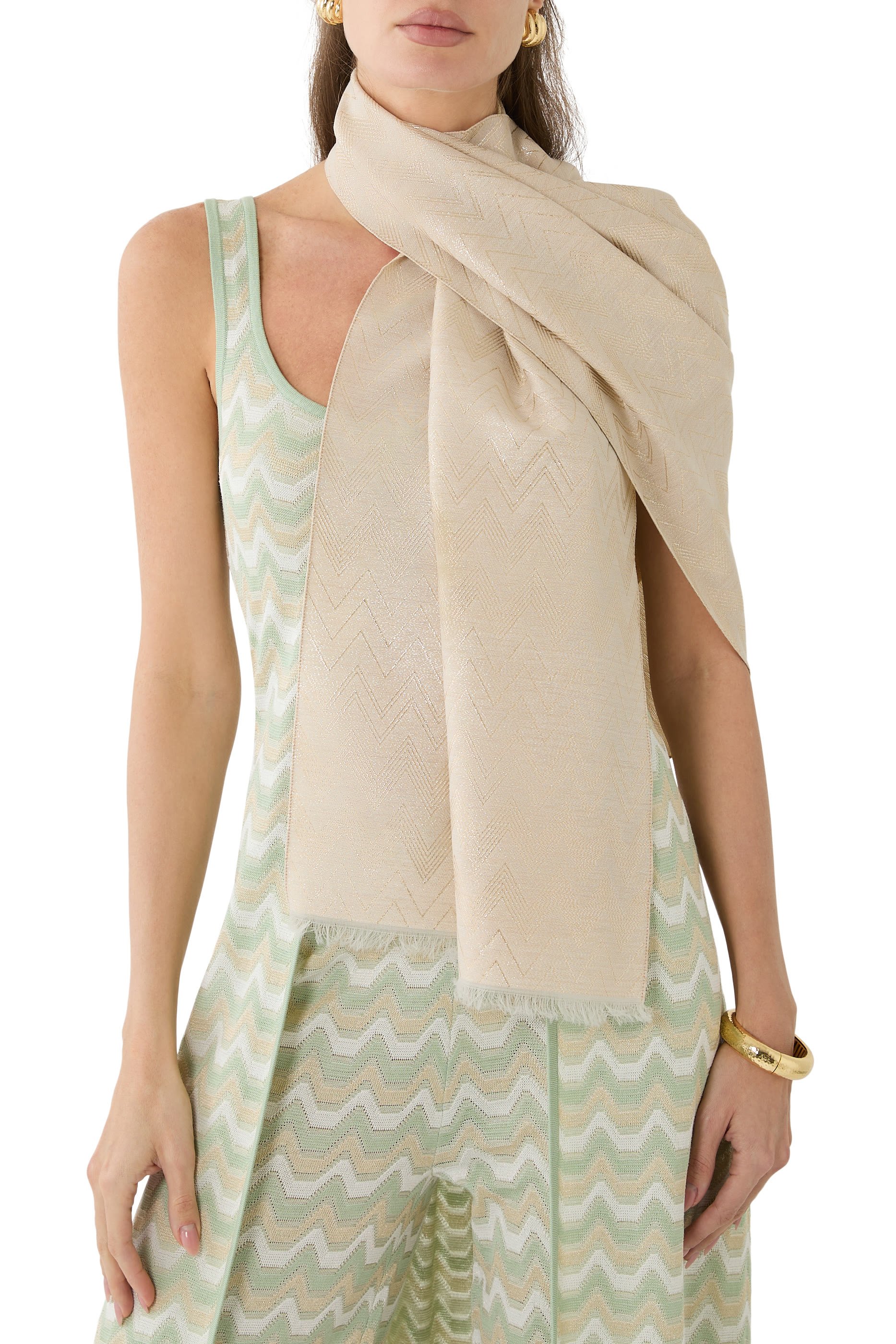 وشاح بنقشة متعرجة