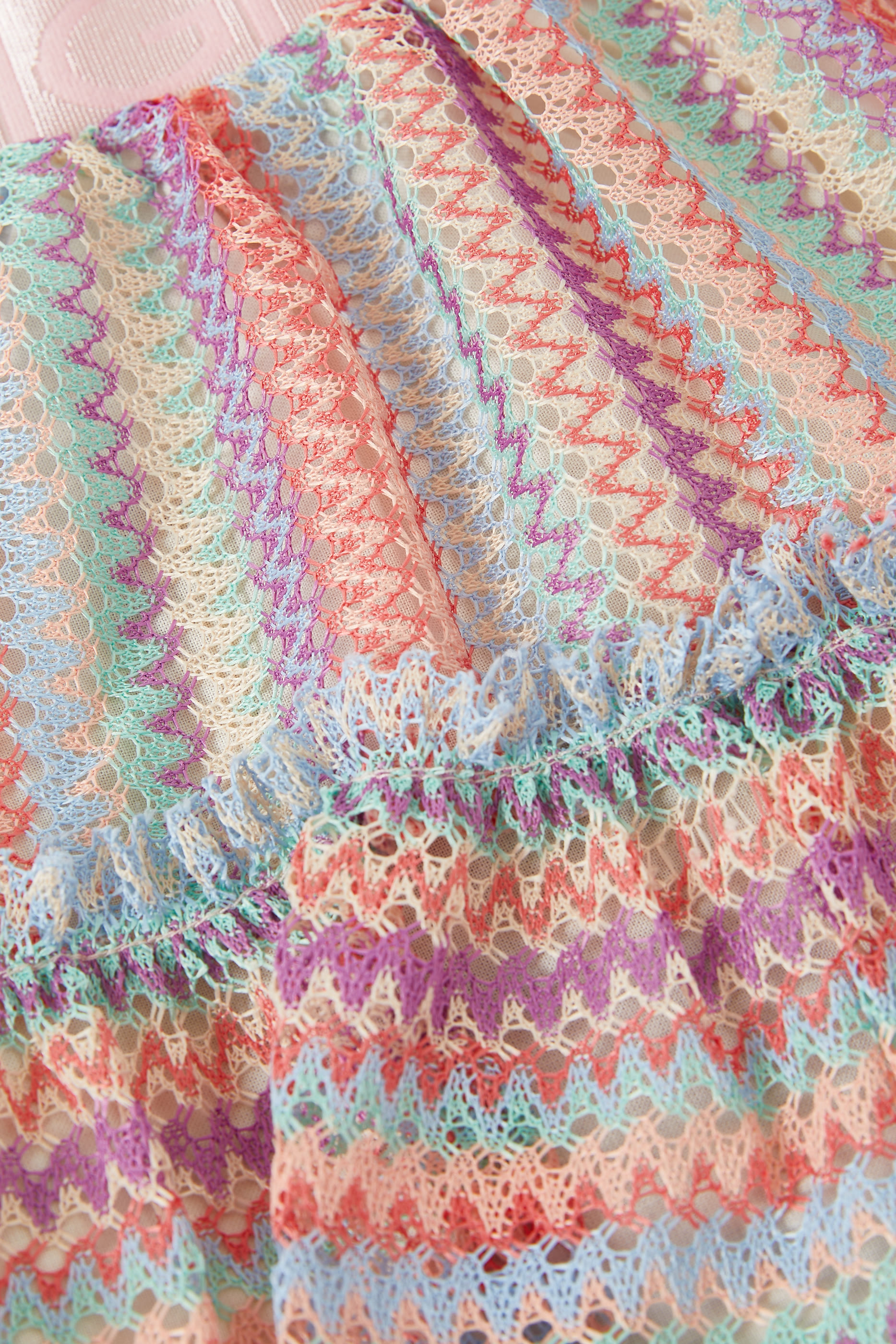 تنورة منسوجة للأطفال بنقشة خطوط متعرجة