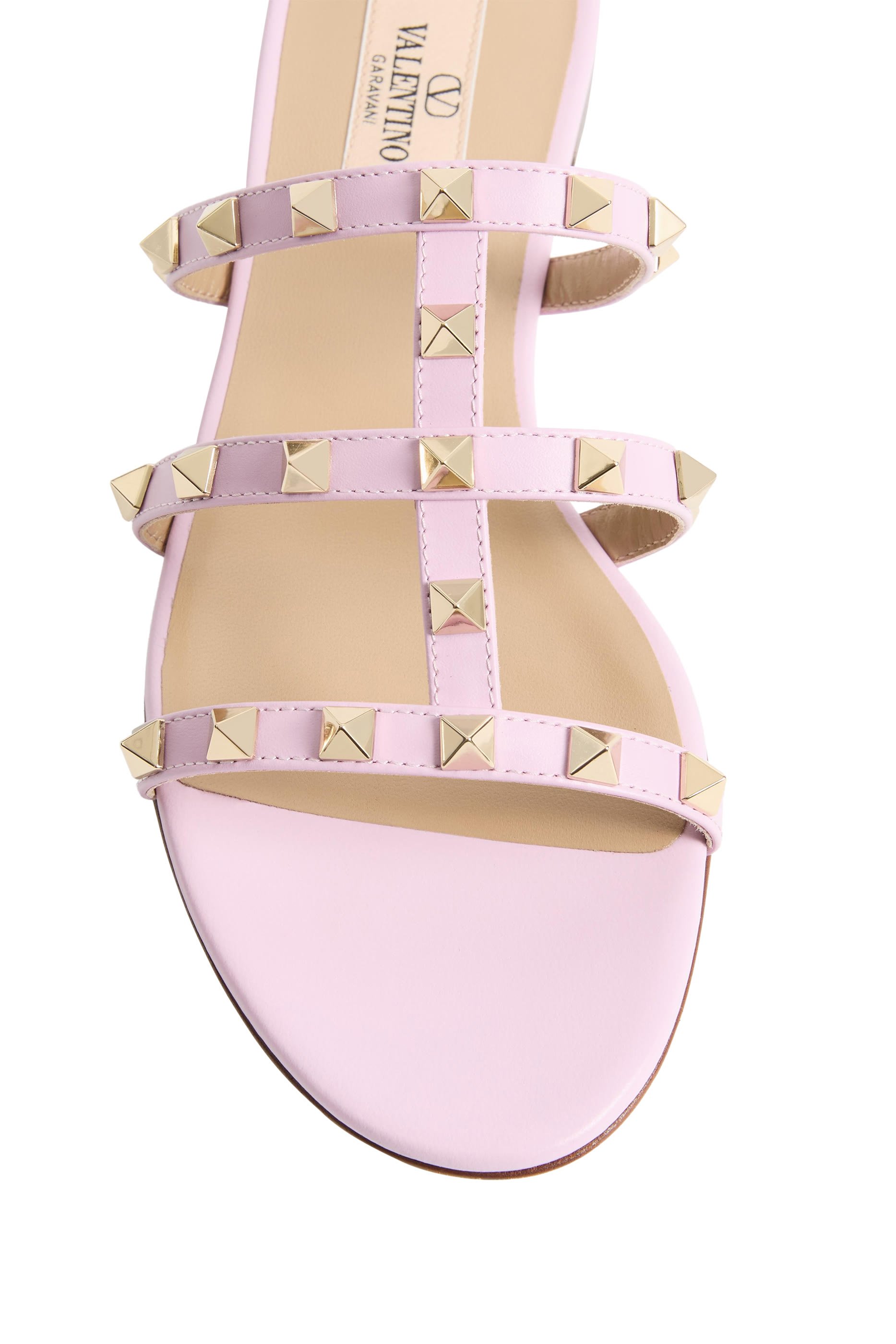 حذاء خفيف بحلي هرمية وكعب مسطح