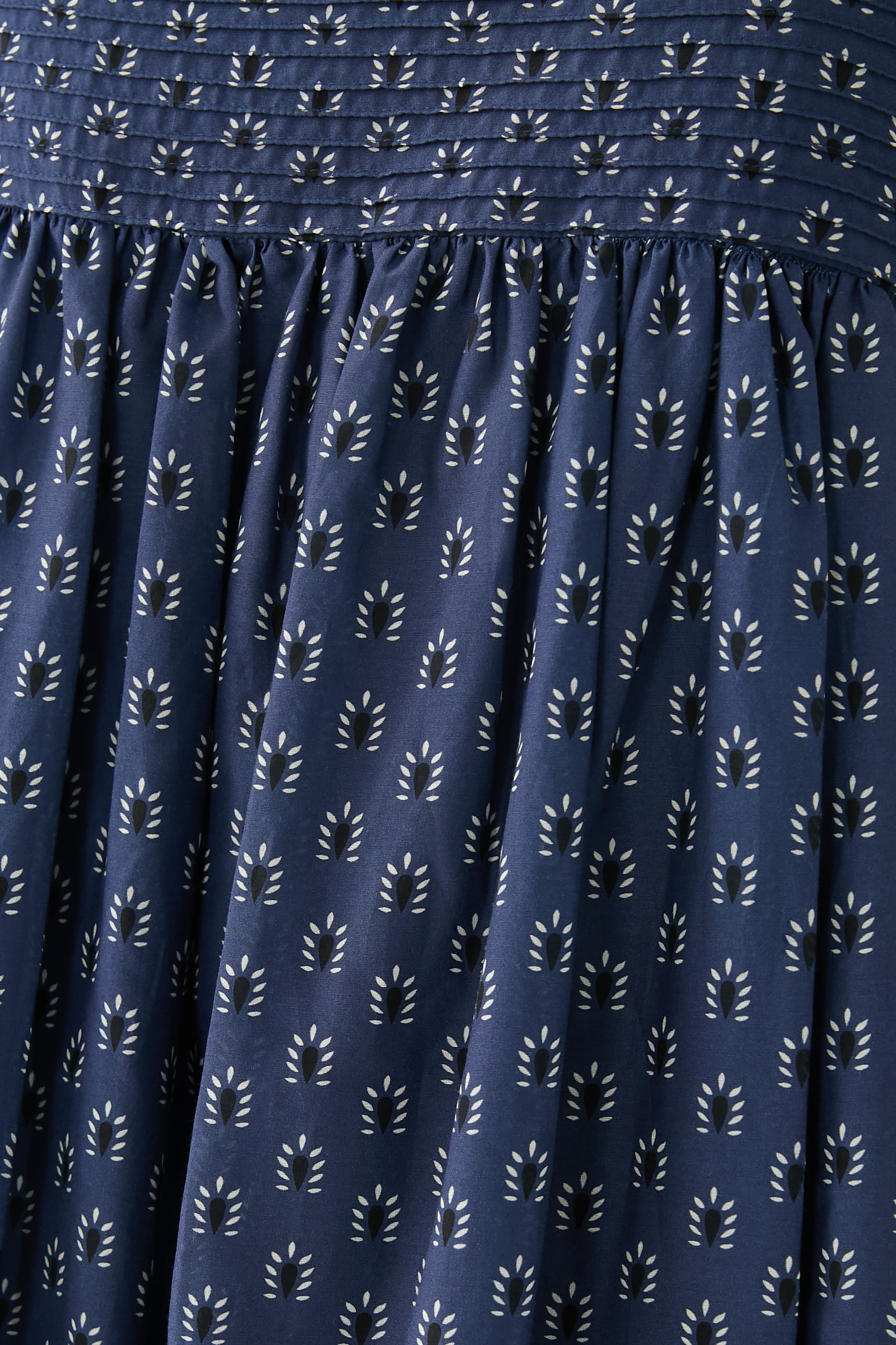 فستان بصدرية بطيات وخصر مرتفع