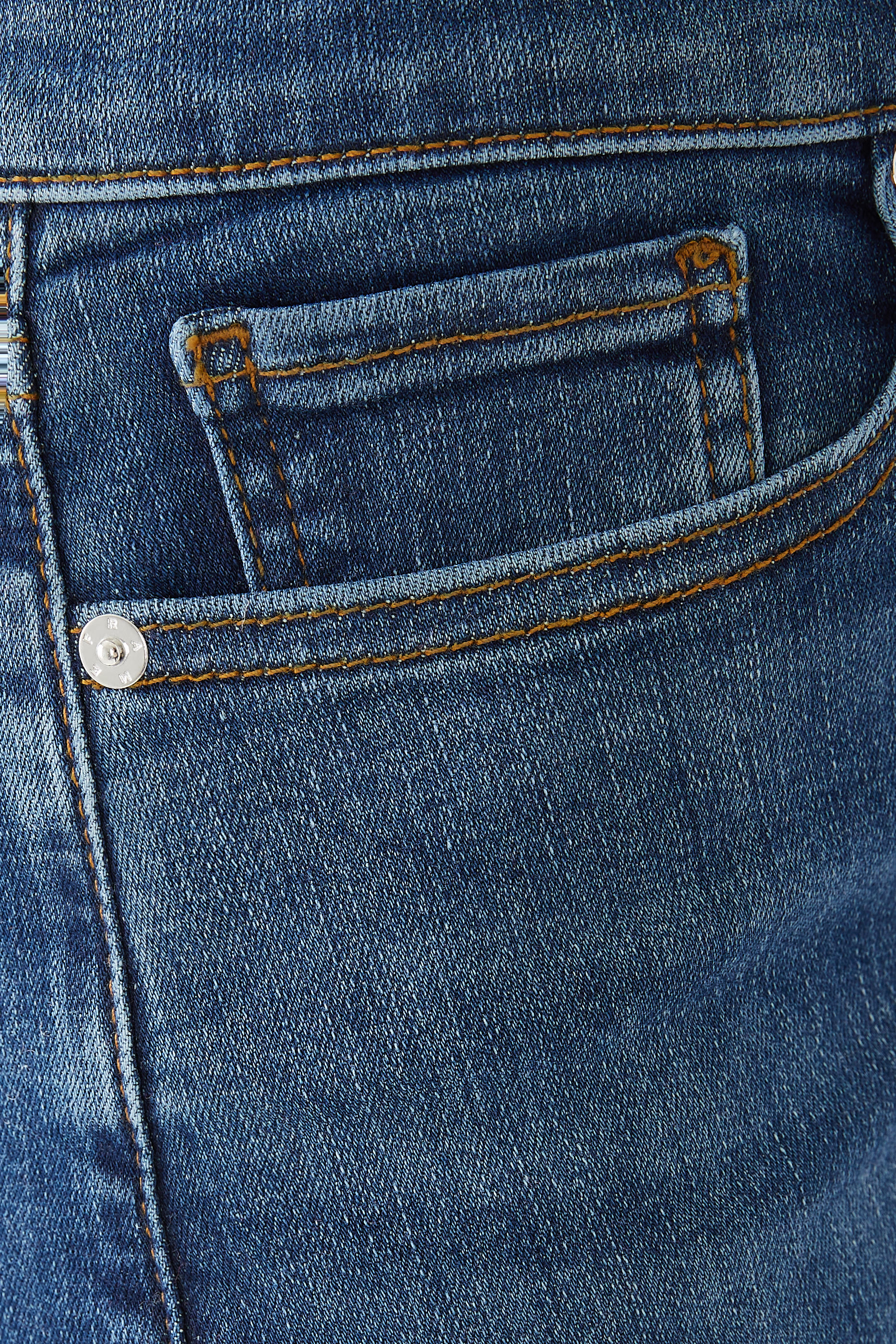 بنطال بالازو بقصة ضيقة على الأرداف