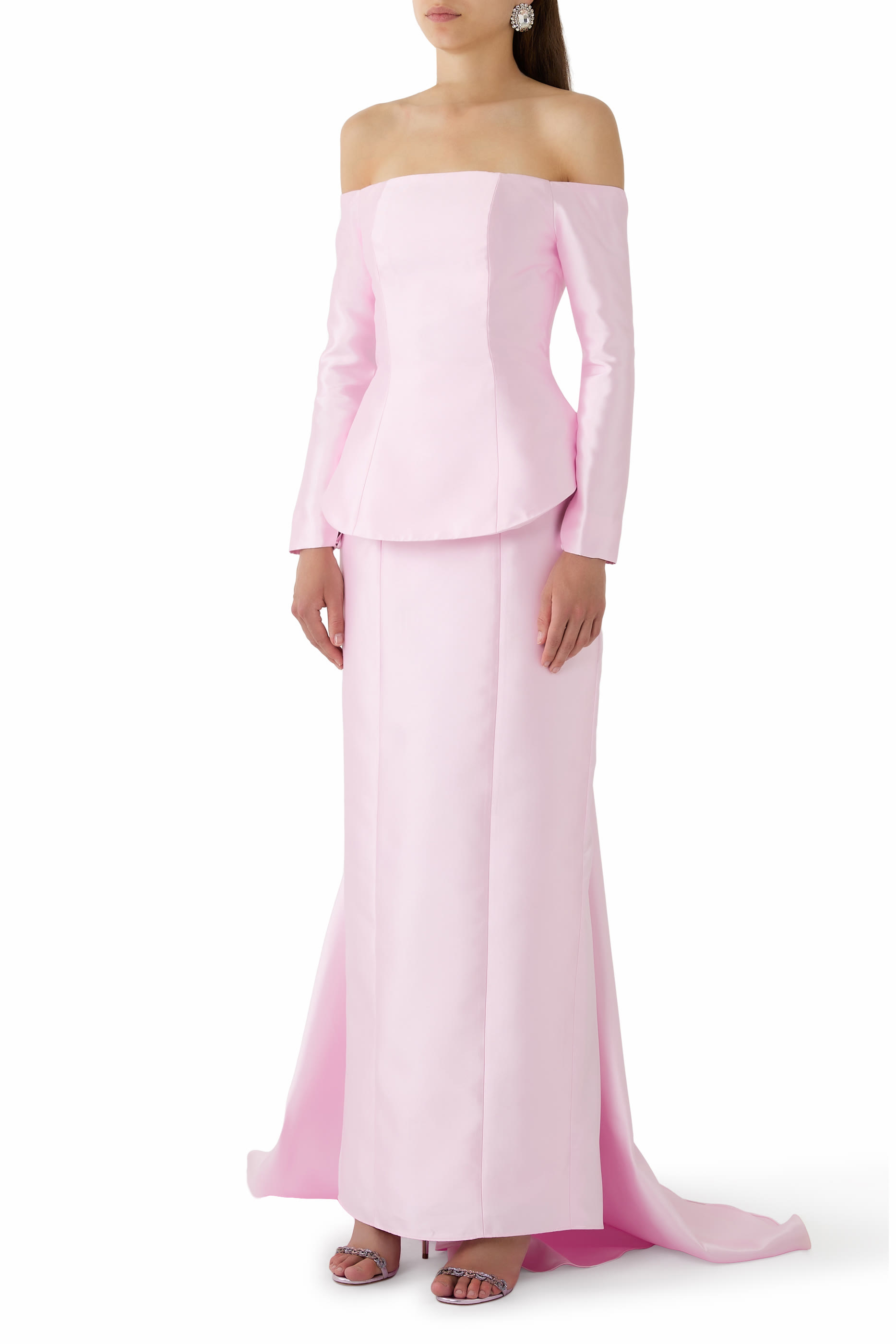 فستان سهرة بأكتاف مكشوفة