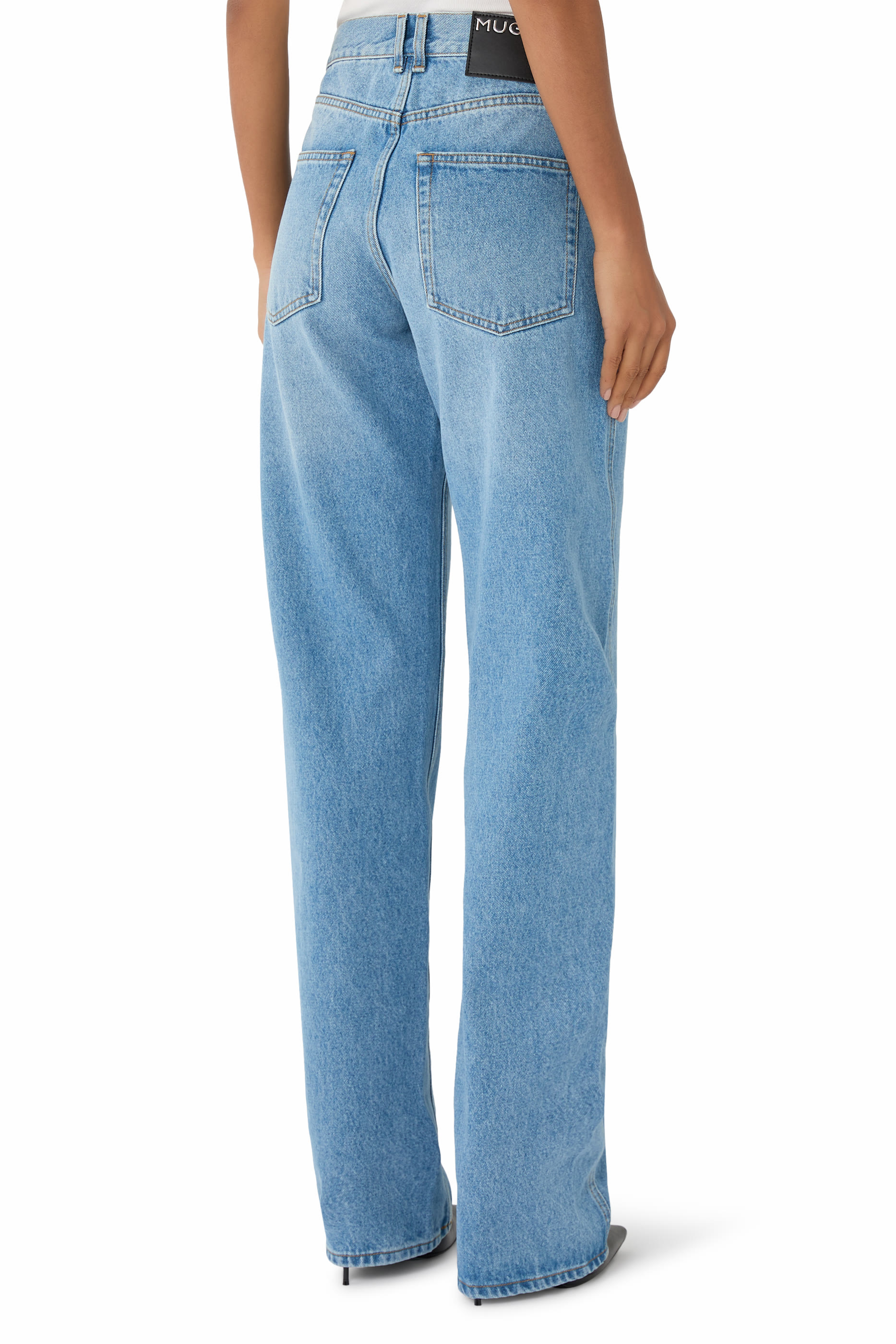 بنطال جينز بقصة ساق مستقيمة وشعار الماركة دنيم