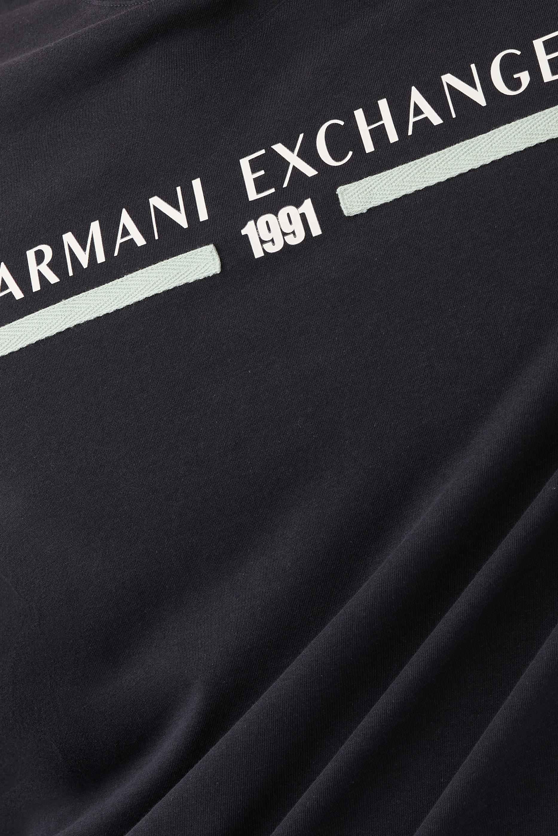 تيشيرت بأكمام قصيرة وشعار الماركة