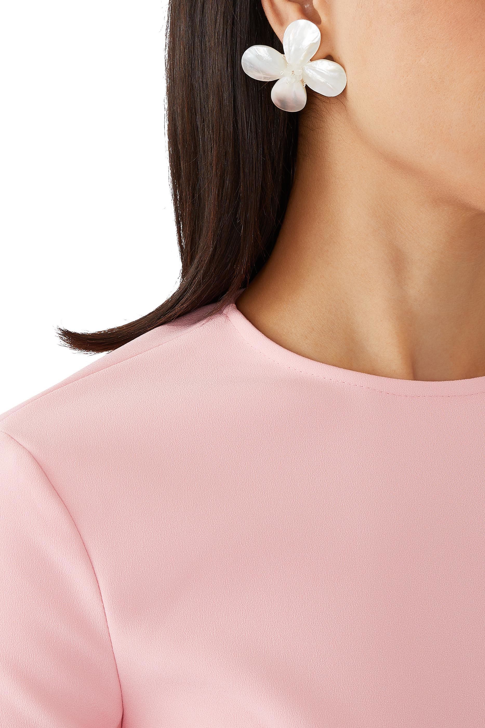 أقراط كوكينا مرصعة بعرق اللؤلؤ بتصميم بتلات، فضة إسترلينية