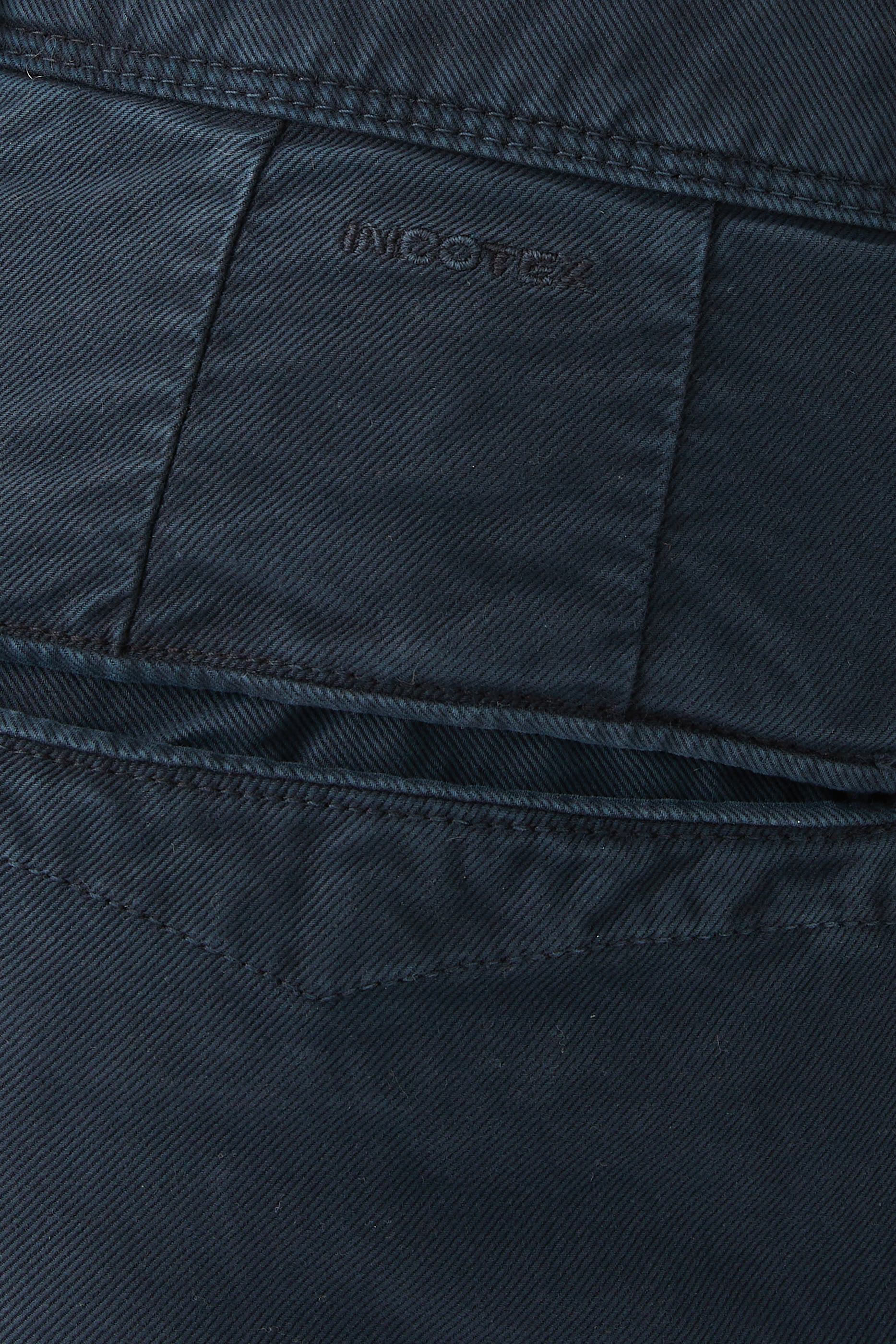 بنطال بقصة ضيقة