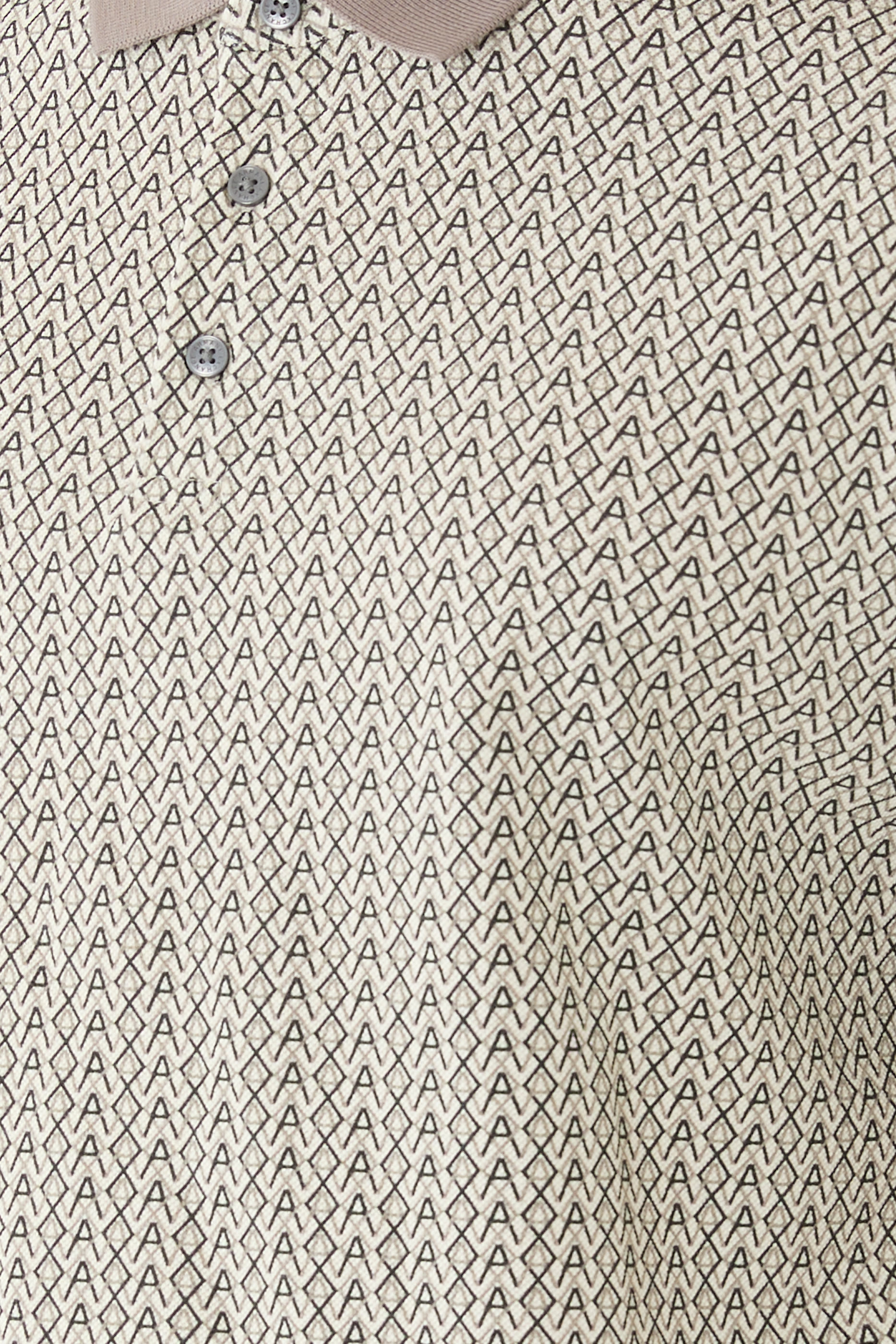 قميص بولو بطبعة شعار الماركة