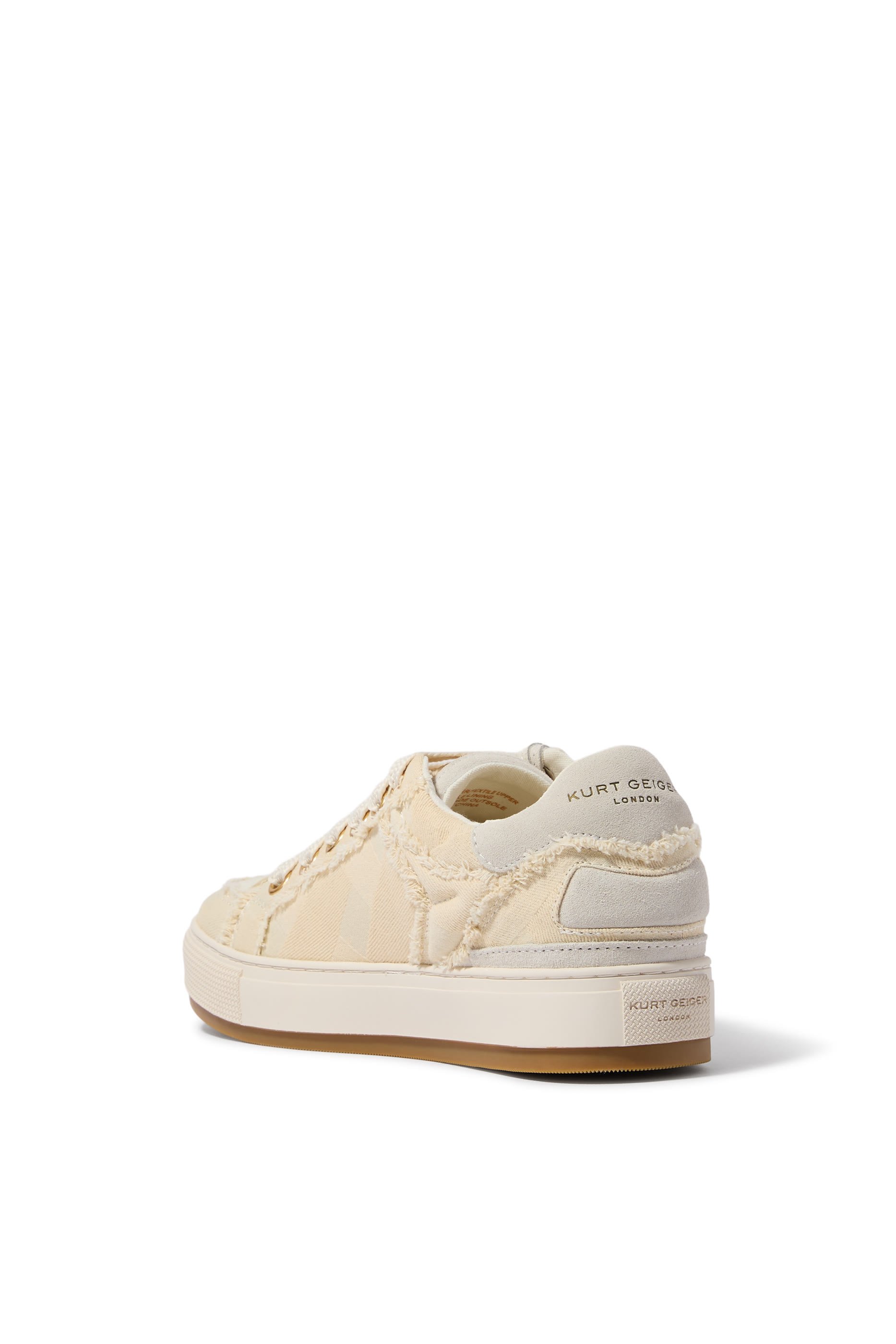 سنيكرز ساوث بانك مزين بشارة